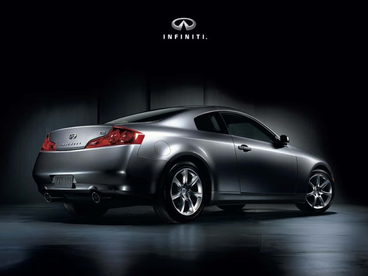 Infiniti G35 桌布 壁紙 — 一輛時尚的銀色Infiniti G35雙門轎跑車在戲劇性的攝影棚燈光下，在黑暗背景中閃耀。
