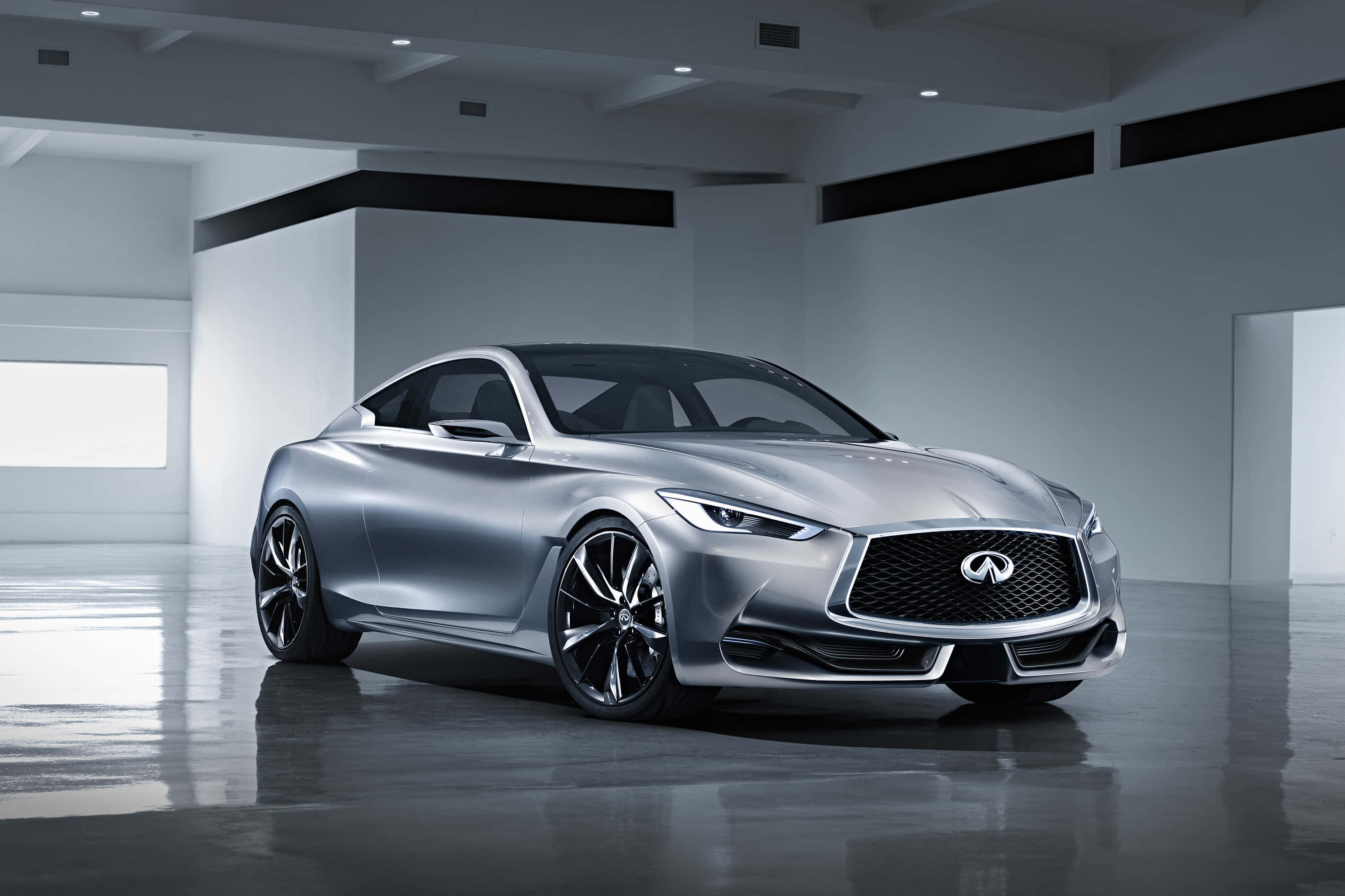 Infiniti Q60 桌布 壁紙 — 一輛時尚的銀色Infiniti概念車在極簡白色展廳的反射地板上於工作室燈光下閃閃發光。