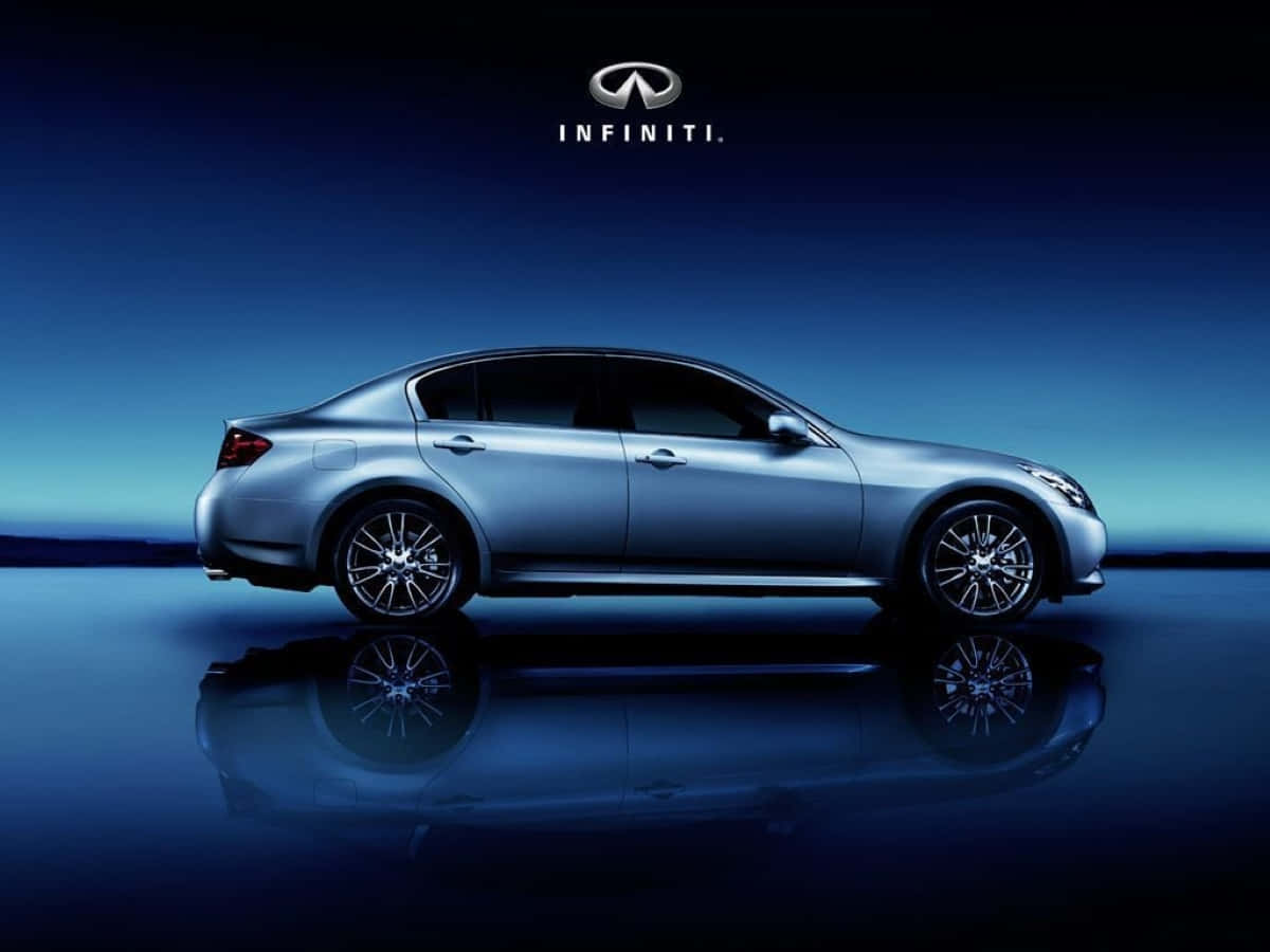 Infiniti G35 桌布 壁紙 — 一輛時尚的銀色Infiniti轎車在冷藍色燈光下閃閃發光，在光亮的表面上完美反射。