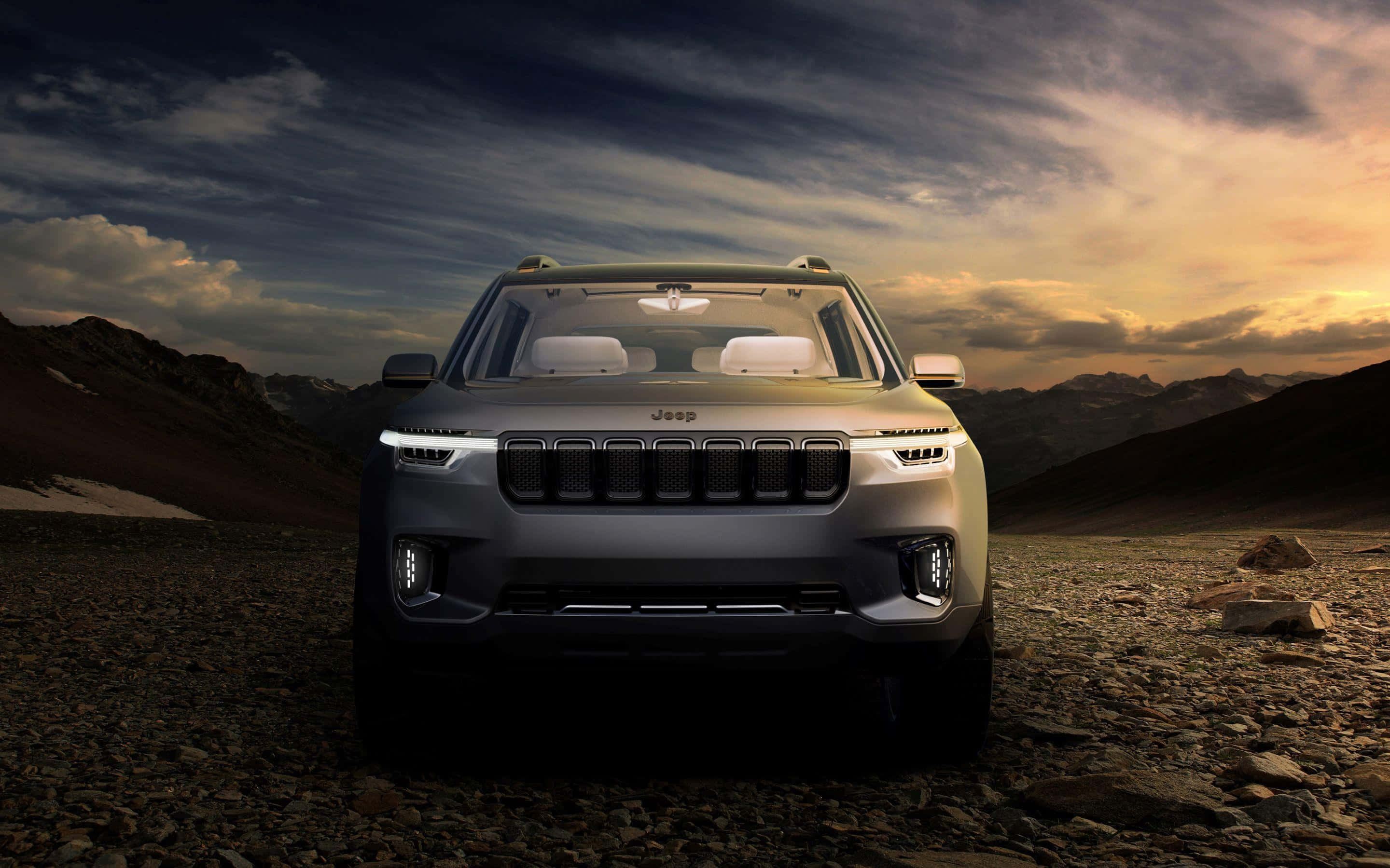 Modified Car 桌布 壁紙 — 一輛時尚的銀色Jeep SUV大膽地停在岩石山徑上，背景是金色雲彩的戲劇性暮色天空。