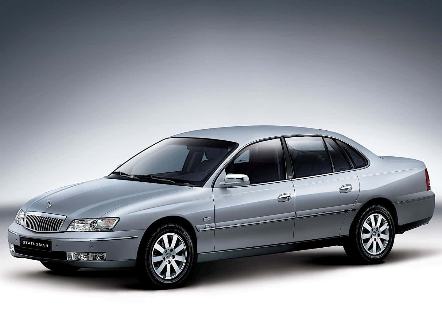 Daewoo 桌布 壁紙 — 一輛時尚的銀色Statesman房車在工作室中展示，柔和漸變燈光突顯其優雅曲線和鍍鉻裝飾。