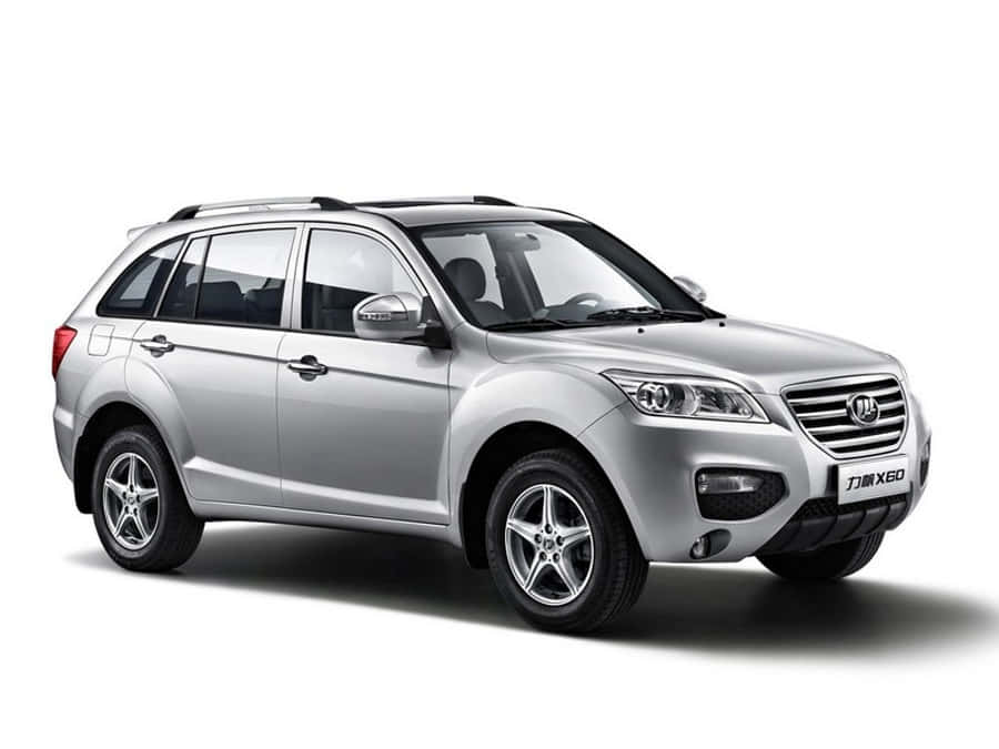 Lifan 桌布 壁紙 — 一輛時尚的銀色SUV，配備合金輪圈和車頂行李架，在白色背景的乾淨工作室照片中展示。