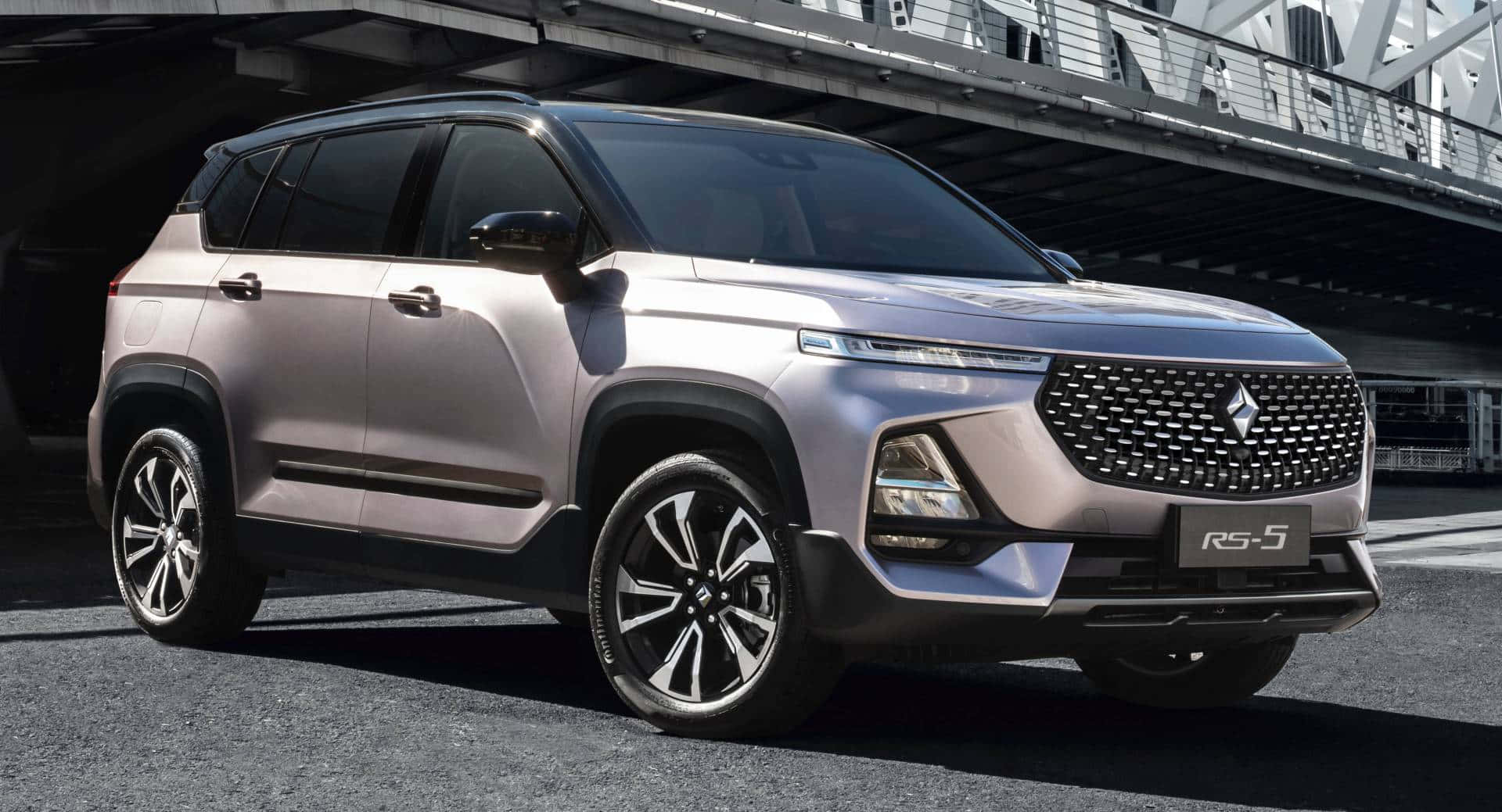 Baojun 桌布 壁紙 — 一輛時尚的銀色SUV，配有大膽的格柵和合金輪圈，停放在現代鋼橋下的瀝青路面上。