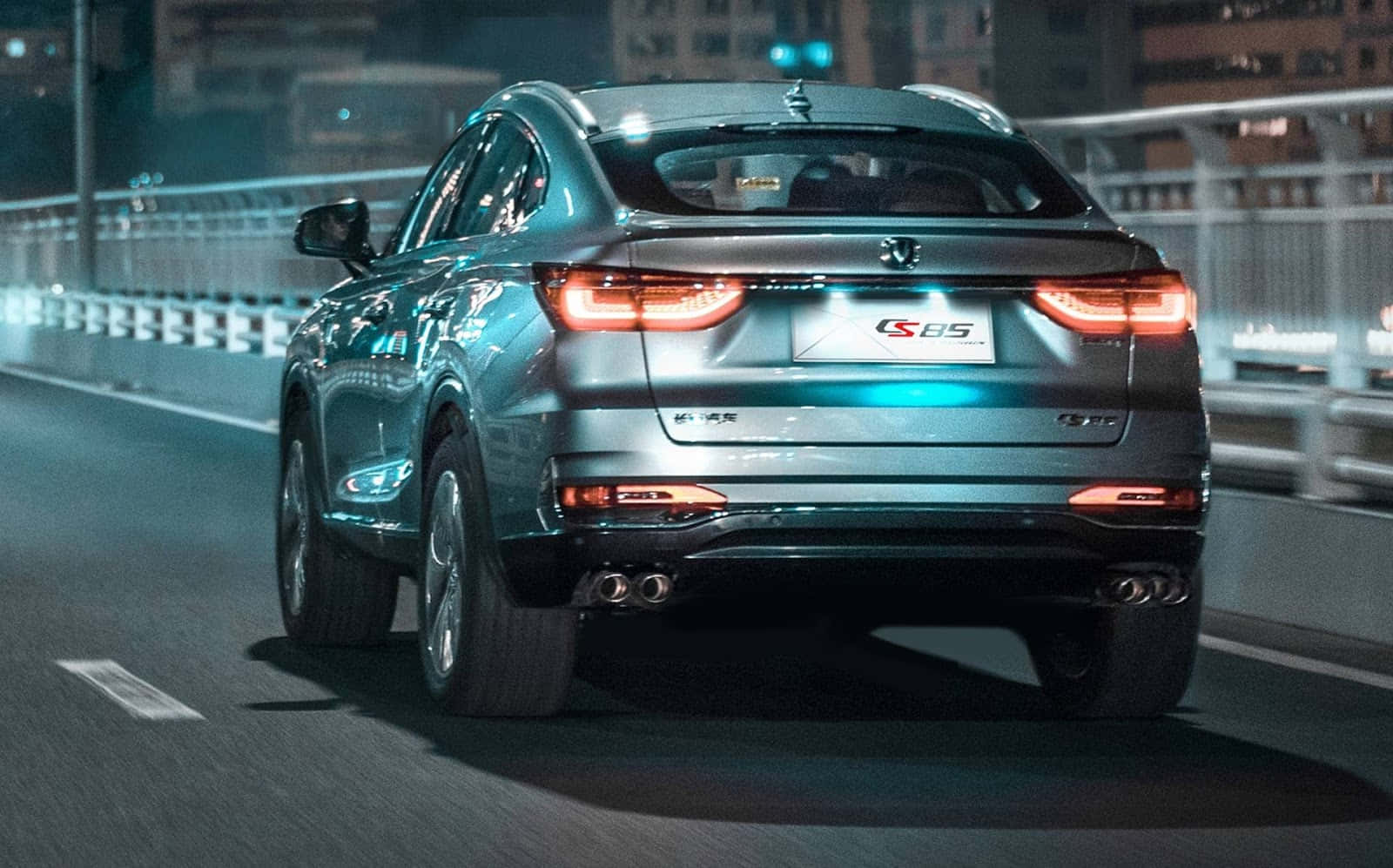 Changan 桌布 壁紙 — 一輛時尚的銀色SUV在夜間行駛於城市橋樑上，發光的尾燈在潮濕的路面上反射。