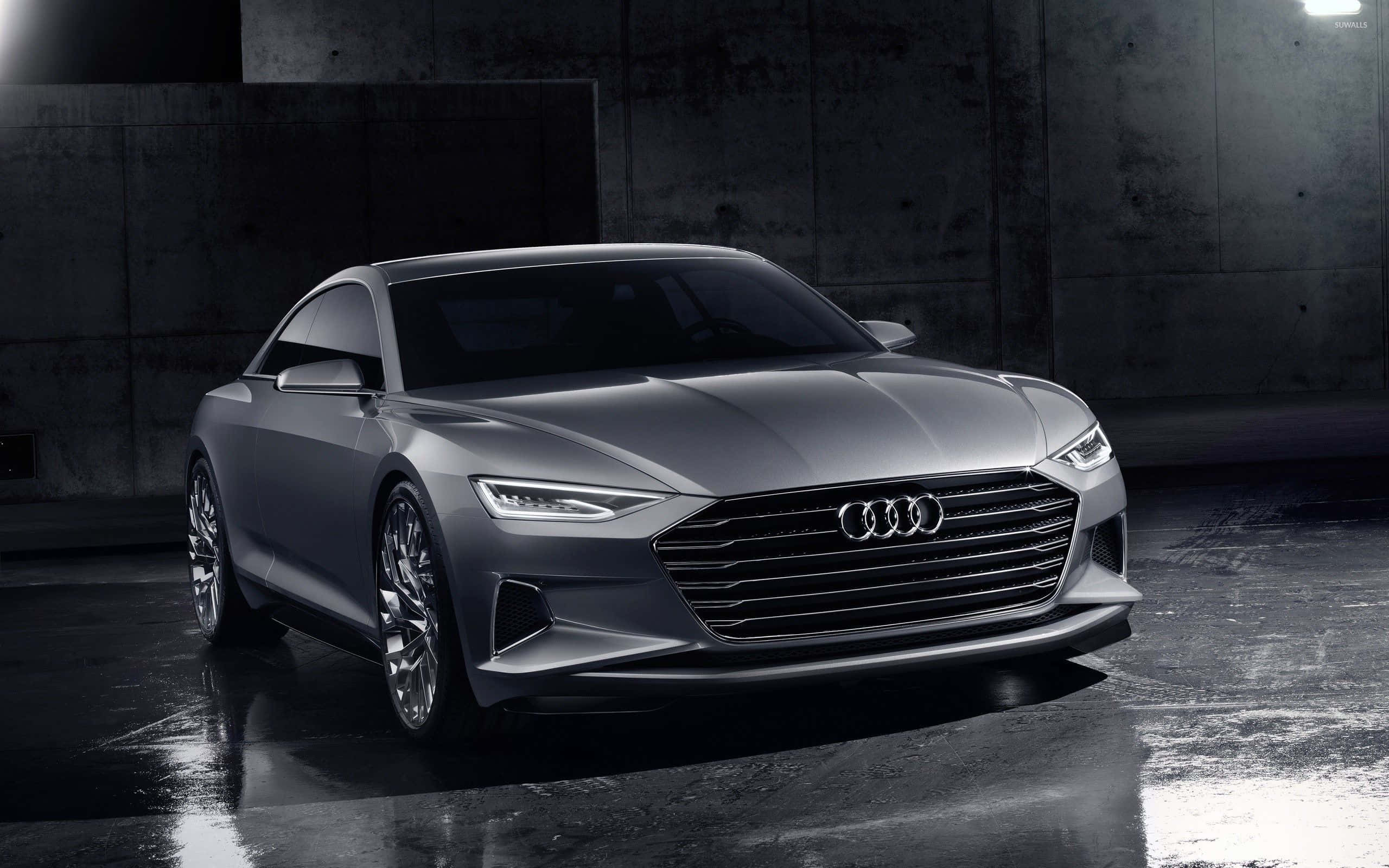 Audi A6 桌布 壁紙 — 一輛時尚的銀色奧迪概念車在粗糙的混凝土車庫中，在戲劇性的燈光下閃閃發光，地板濕潤反光。