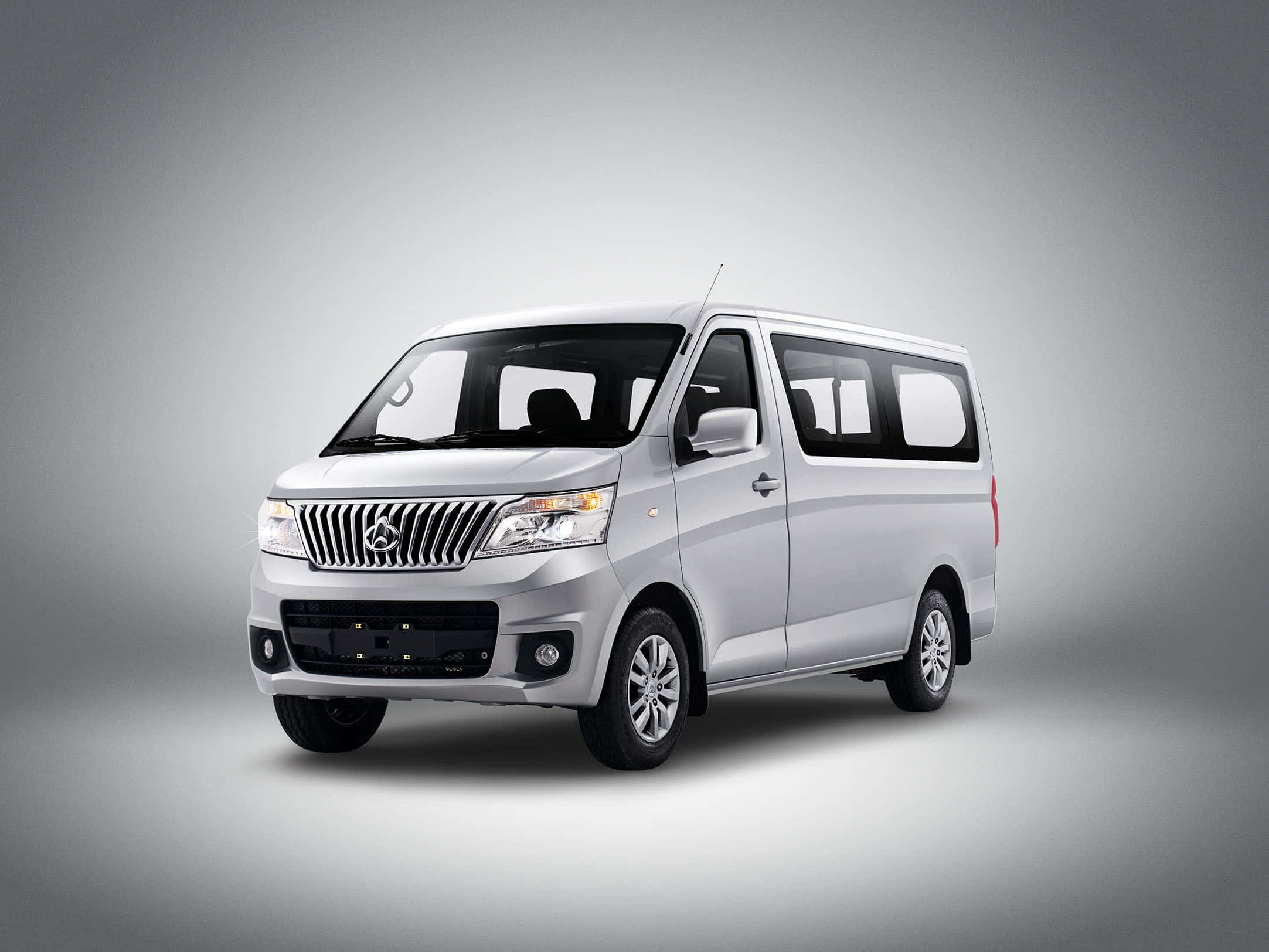 Changan 桌布 壁紙 — 一輛時尚的銀色客貨車，配有色車窗和鍍鉻飾邊，在漸變灰色工作室背景前展示。