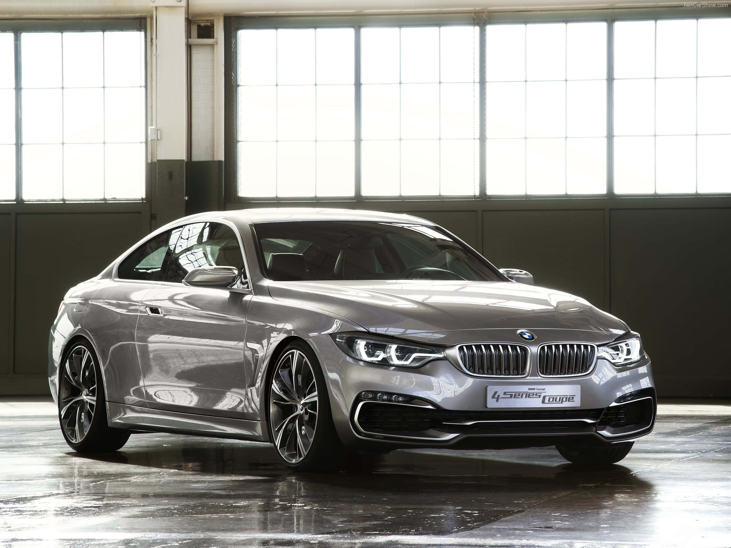 Bmw 4 Series 桌布 壁紙 — 一輛時尚的銀色寶馬4系轎跑車在寬敞倉庫的明亮工業窗戶下閃閃發光。