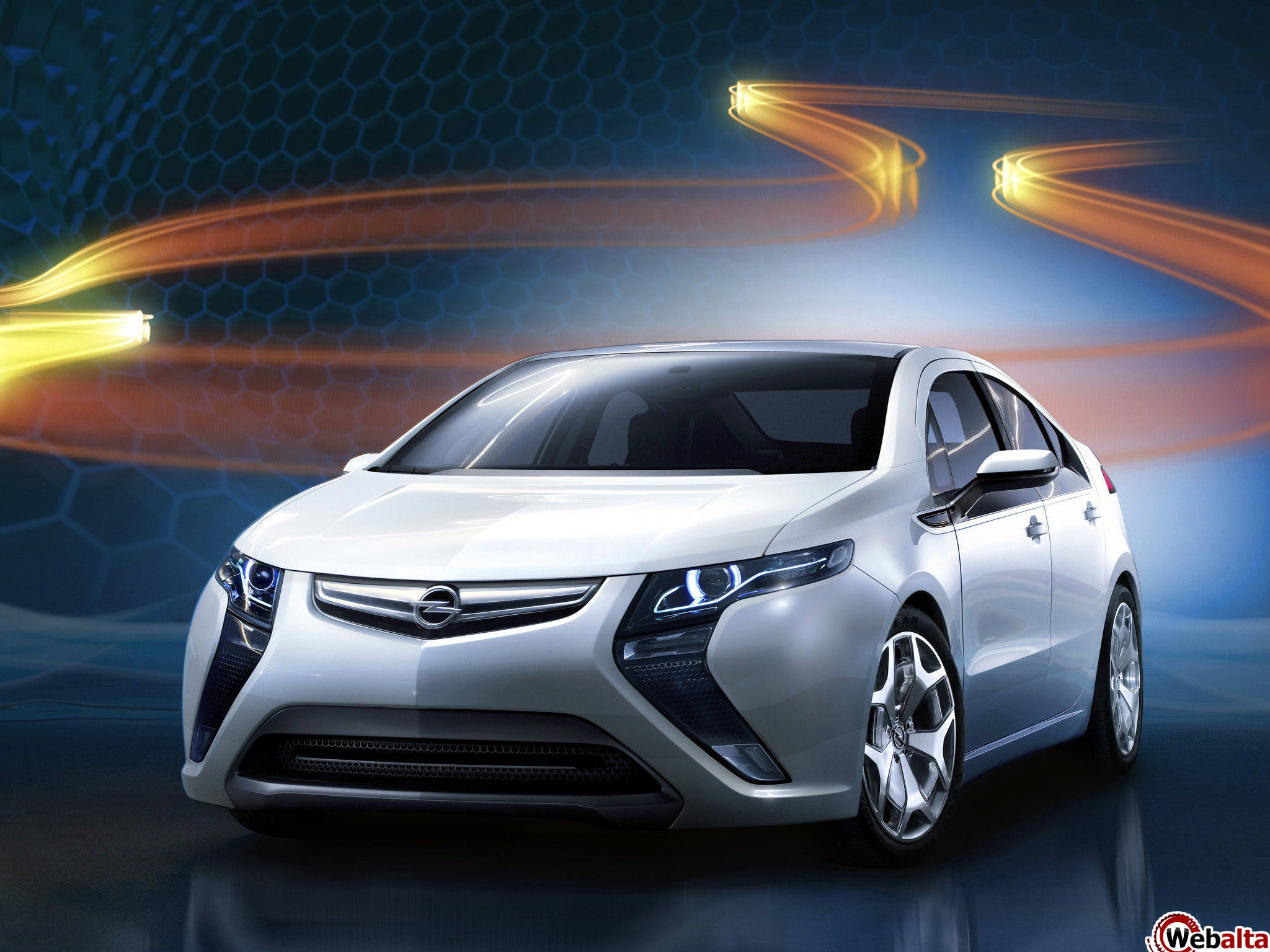 Opel Ampera 壁紙 — 一輛時尚的銀色未來主義汽車在動態金色光軌下發光，背景為六邊形藍色數位背景。