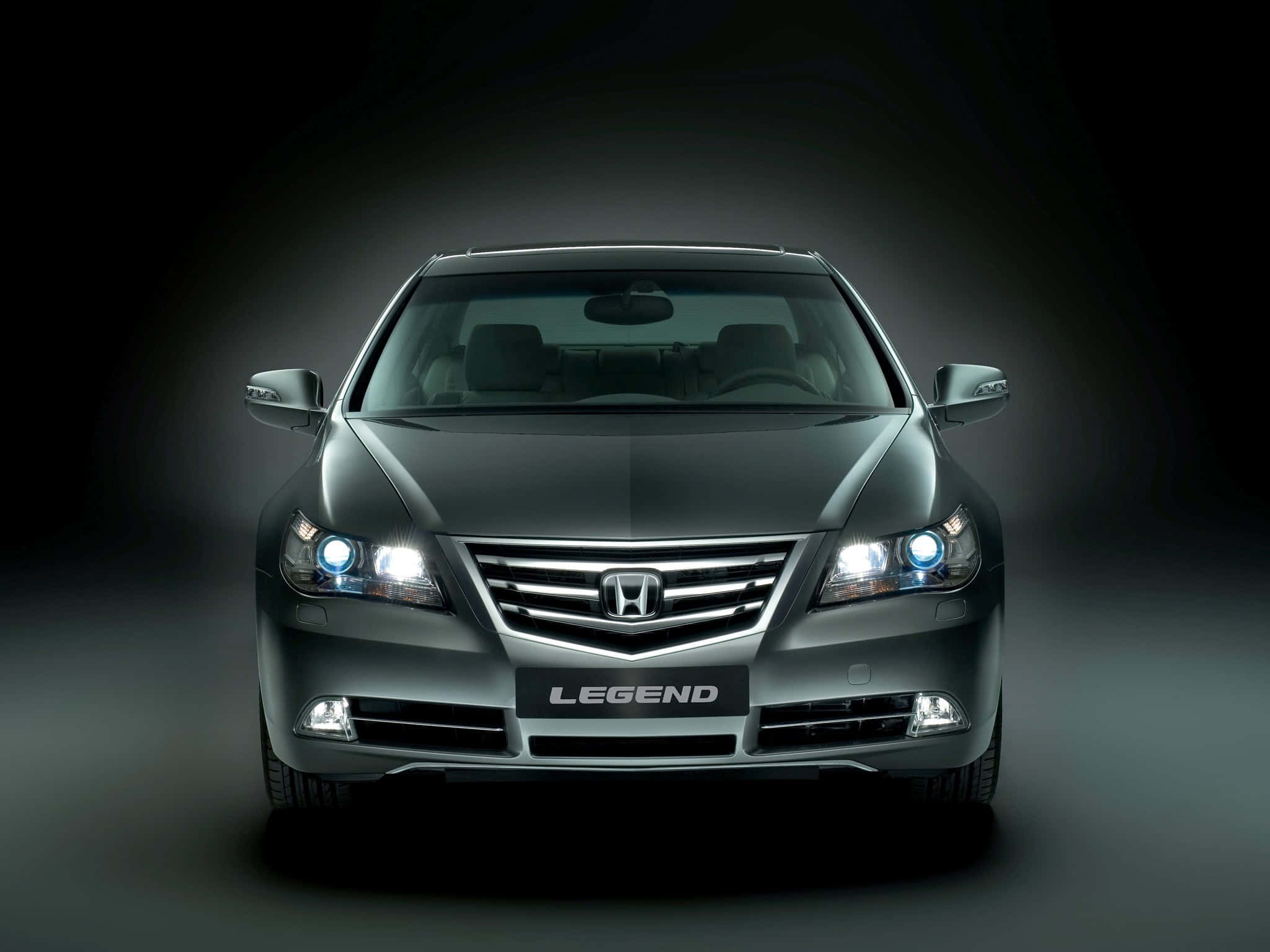 Honda Legend 桌布 壁紙 — 一輛時尚的銀色本田Legend轎車在攝影棚燈光下，於深色漸變背景前閃耀光芒。