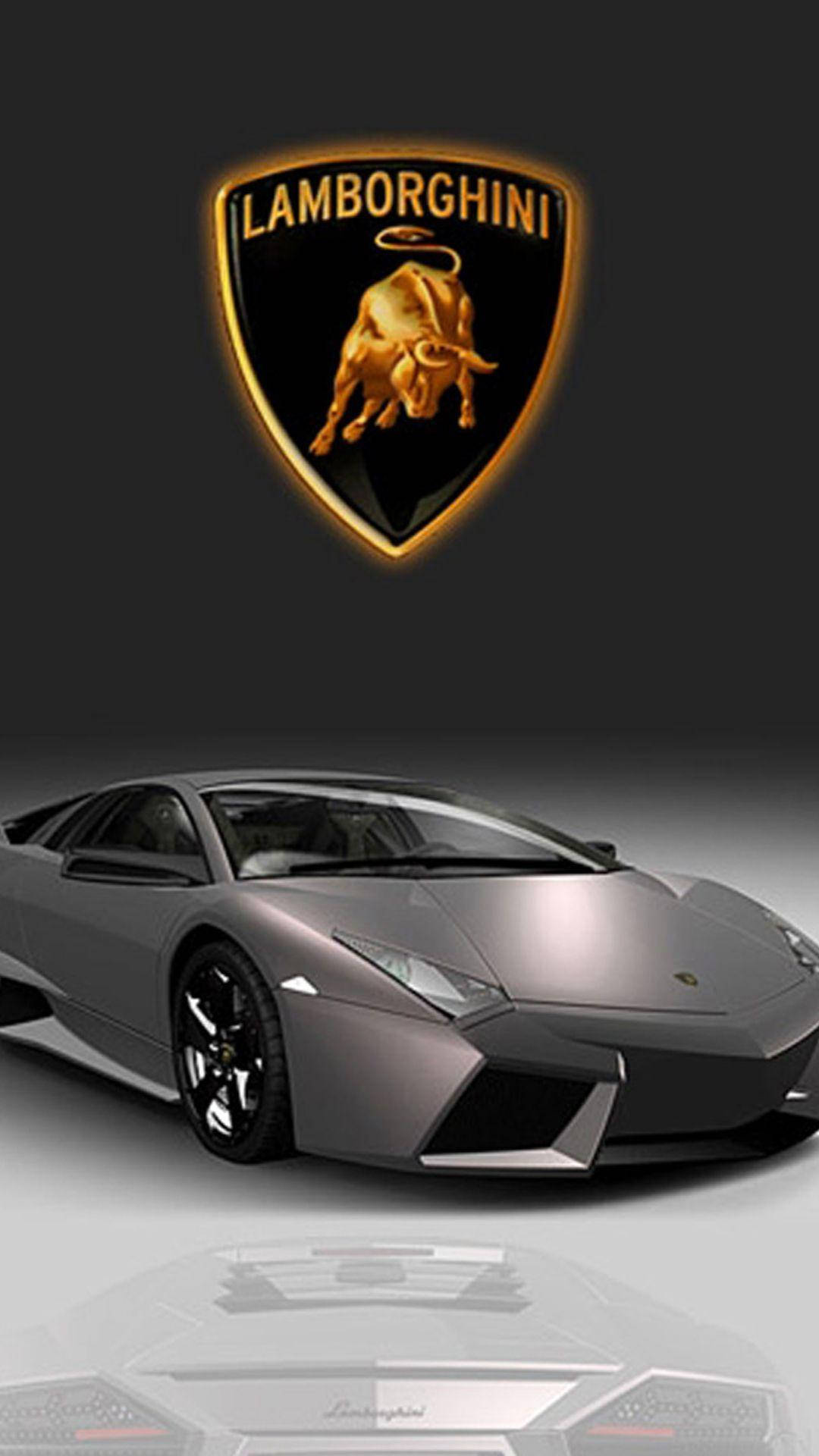 Logo 桌布 壁紙 — 一輛時尚的銀色林寶堅尼跑車，在深色背景上帶有發光的金色公牛標誌。