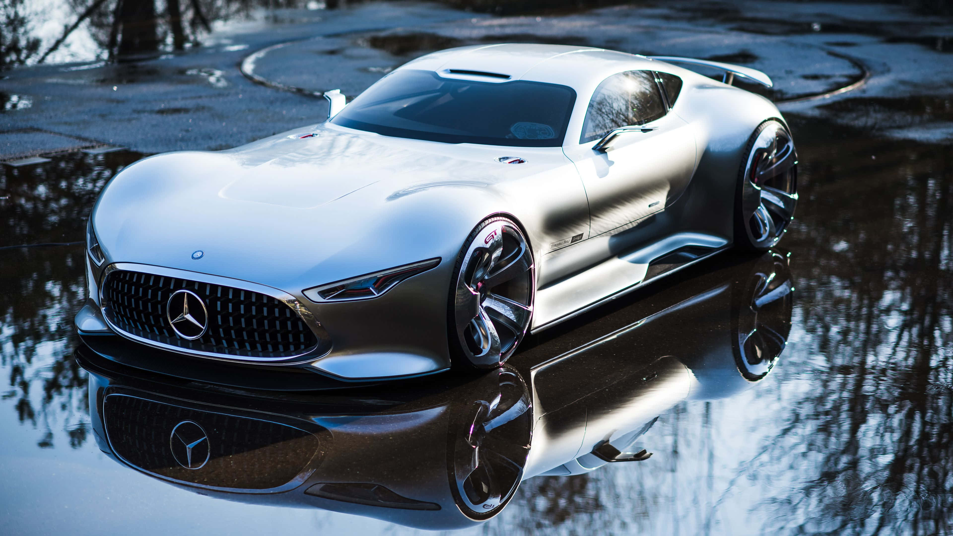 4K Mercedes 桌布 壁紙 — 一輛時尚的銀色梅賽德斯跑車在潮濕的路面上閃閃發光，在冷藍光下呈現完美的鏡面倒影。