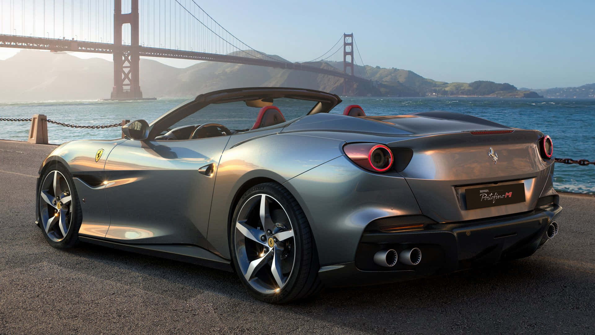 Ferrari Portofino 桌布 壁紙 — 一輛時尚的銀色法拉利 Portofino M 敞篷車停在水邊，背景是金門大橋。