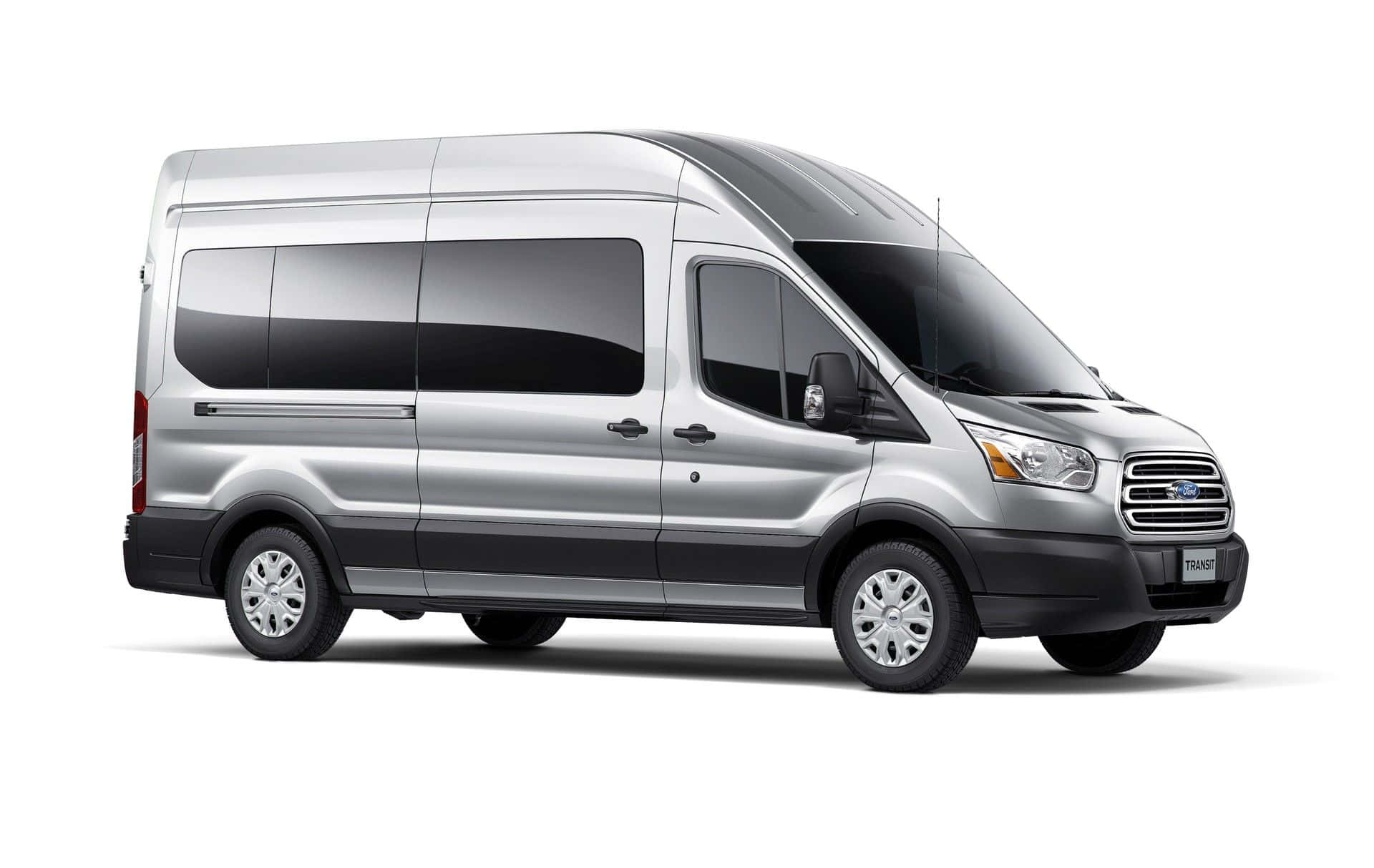 Ford Transit 桌布 壁紙 — 一輛時尚的銀色福特全順客貨車，帶有黑色飾邊和有色車窗，在白色背景下的攝影棚燈光中展示。