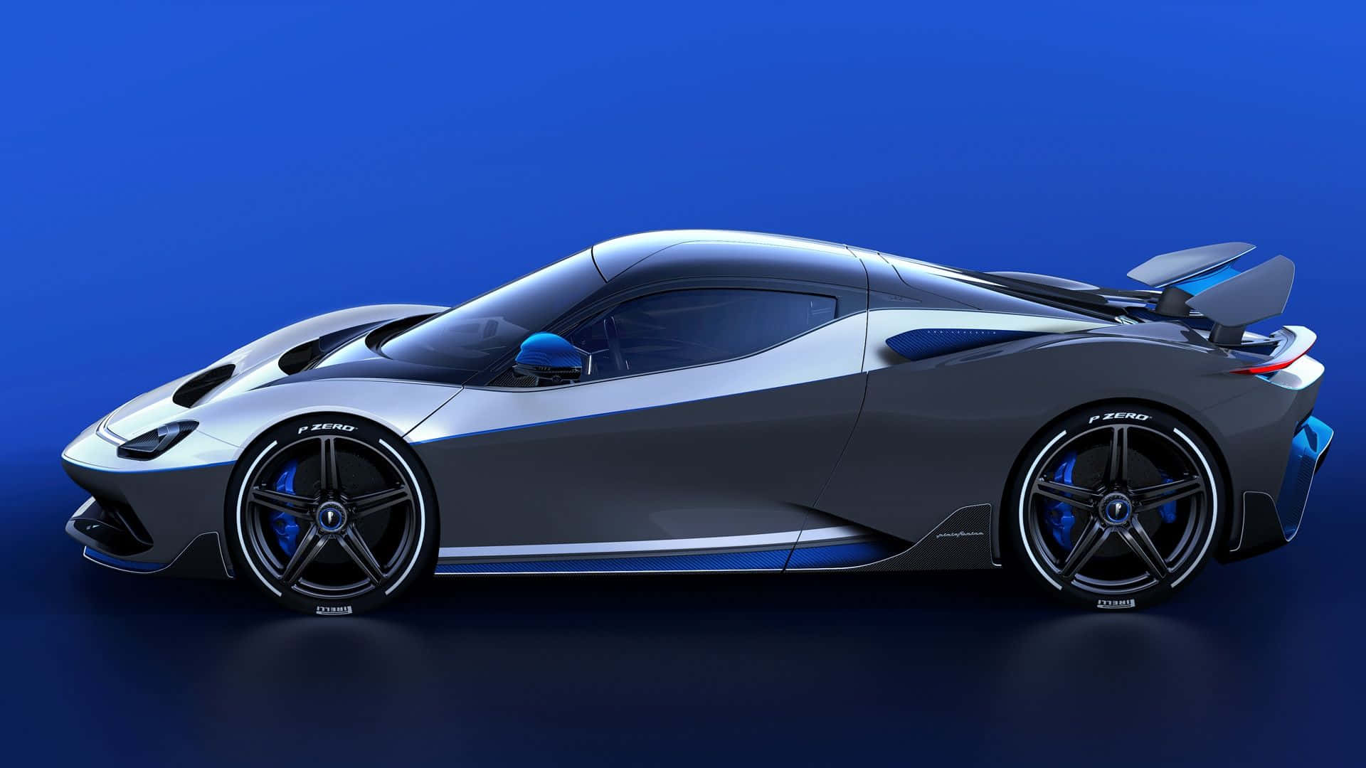 Pininfarina 桌布 壁紙 — 一輛時尚的銀色超跑，帶有藍色點綴和空氣動力學設計，在純藍色工作室背景前蓄勢待發。
