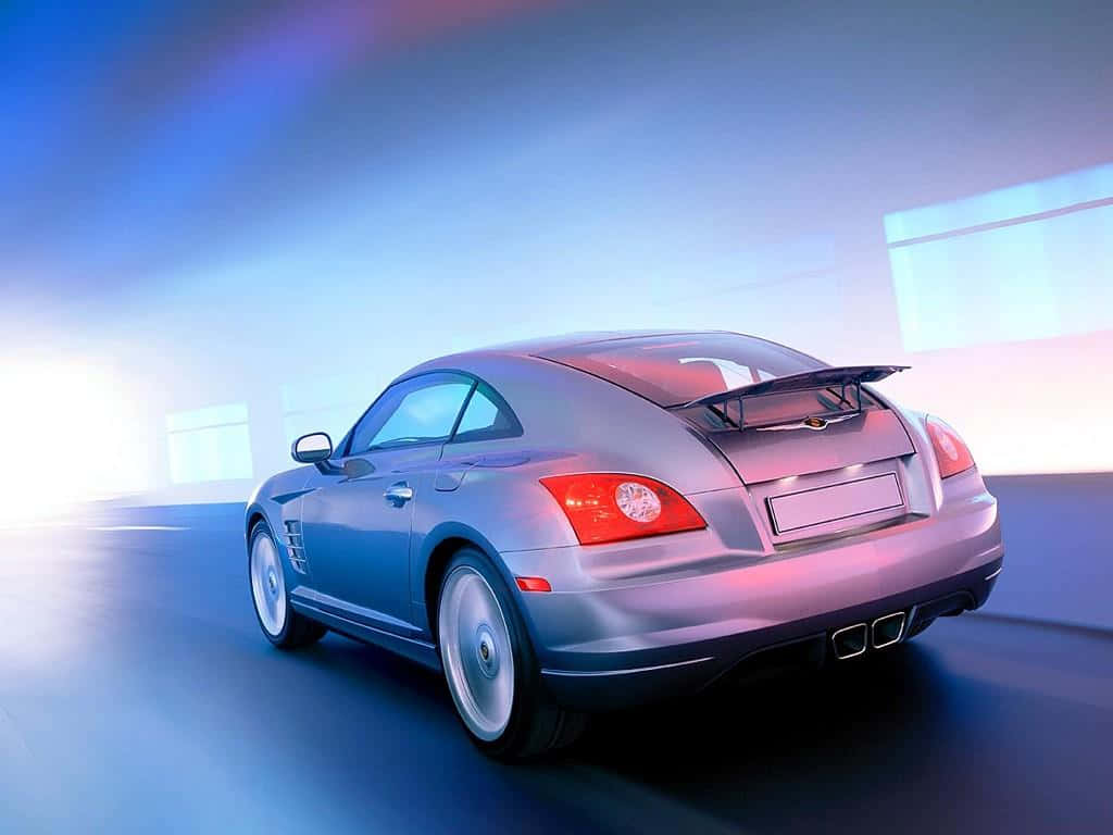 Chrysler Crossfire 桌布 壁紙 — 一輛時尚的銀色跑車配備紅色尾燈，在藍色和紫色燈光沐浴下的未來感隧道中滑行。