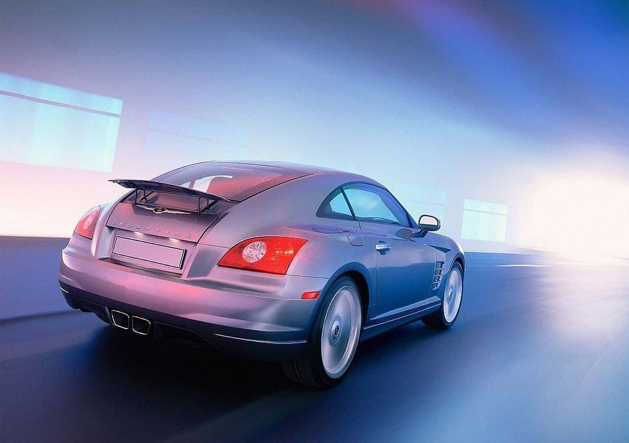 Chrysler Crossfire 桌布 壁紙 — 一輛時尚的銀色跑車配備紅色尾燈，在未來感十足的藍色燈光隧道中滑行，隧道內有發光的窗戶。