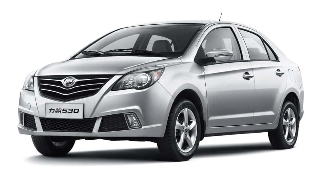 Lifan 桌布 壁紙 — 一輛時尚的銀色轎車，配備現代車頭燈和合金輪圈，在白色背景下的乾淨工作室照片中展示。