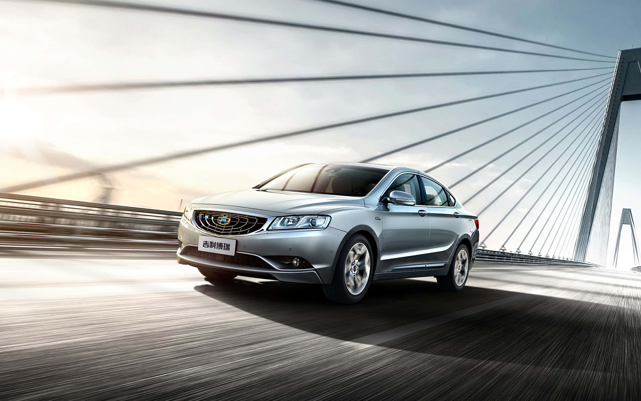 Geely 桌布 壁紙 — 一輛時尚的銀色轎車在明亮的天空下，以動態模糊強調速度，飛馳在現代斜拉橋上。