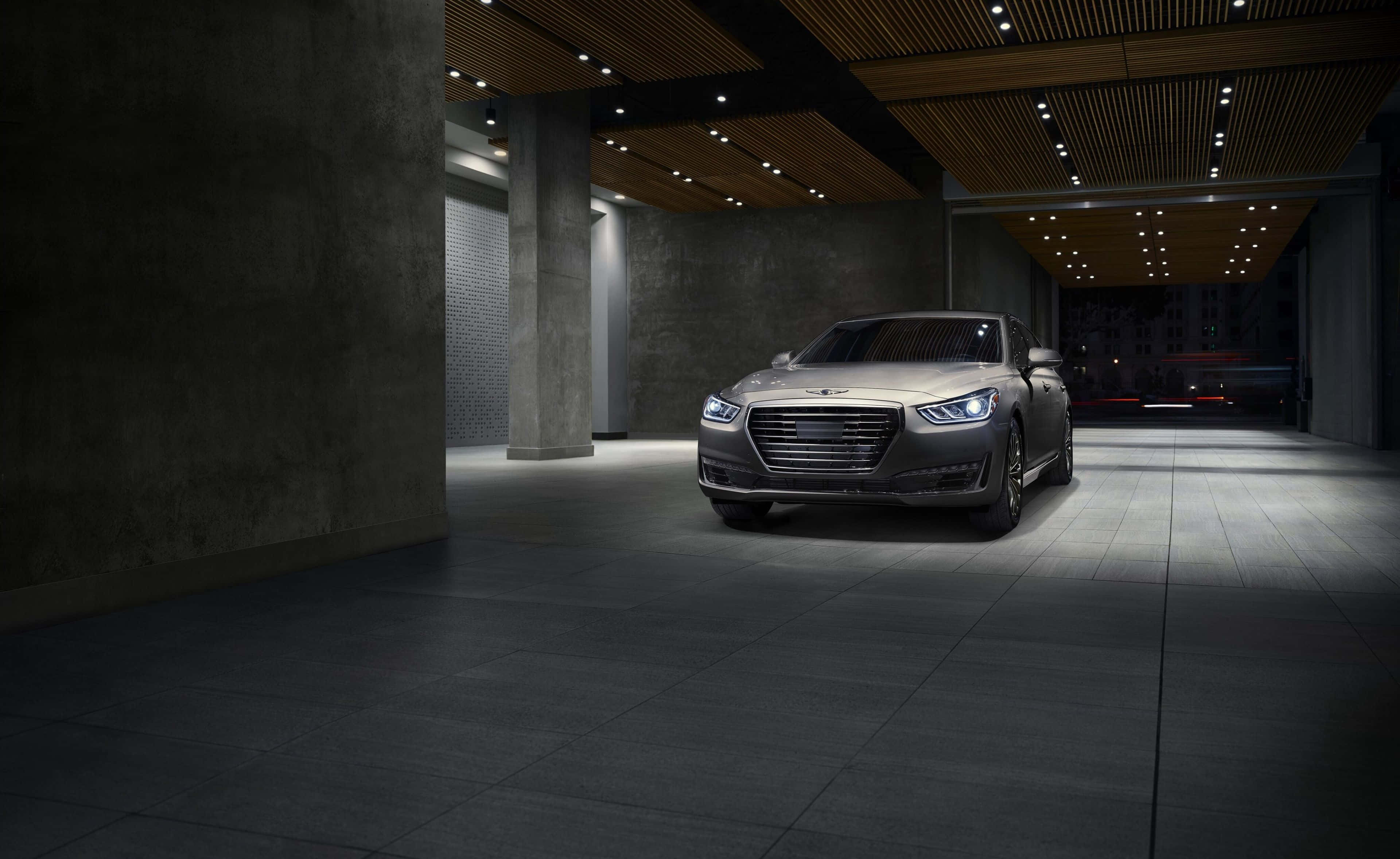 Genesis G90 桌布 壁紙 — 一輛時尚的銀色轎車在現代混凝土車庫的木製天花板橫樑下，在聚光燈下閃閃發光。