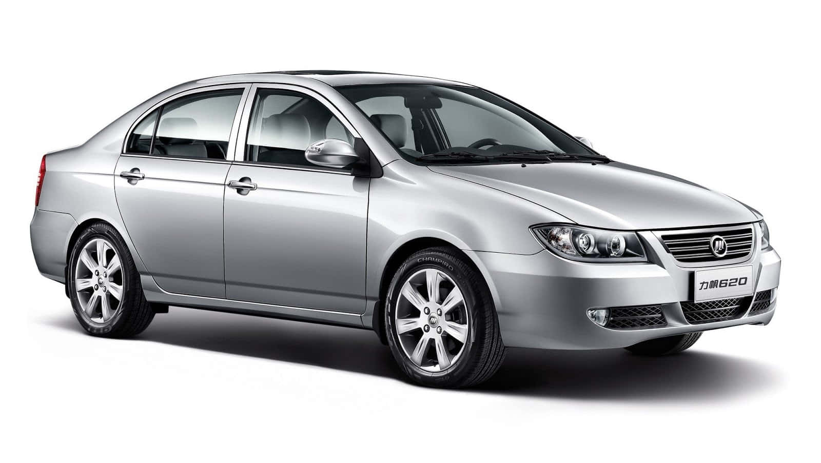 Lifan 桌布 壁紙 — 一輛時尚的銀色轎車配備合金輪圈，在純白色背景的攝影棚照片中展示。