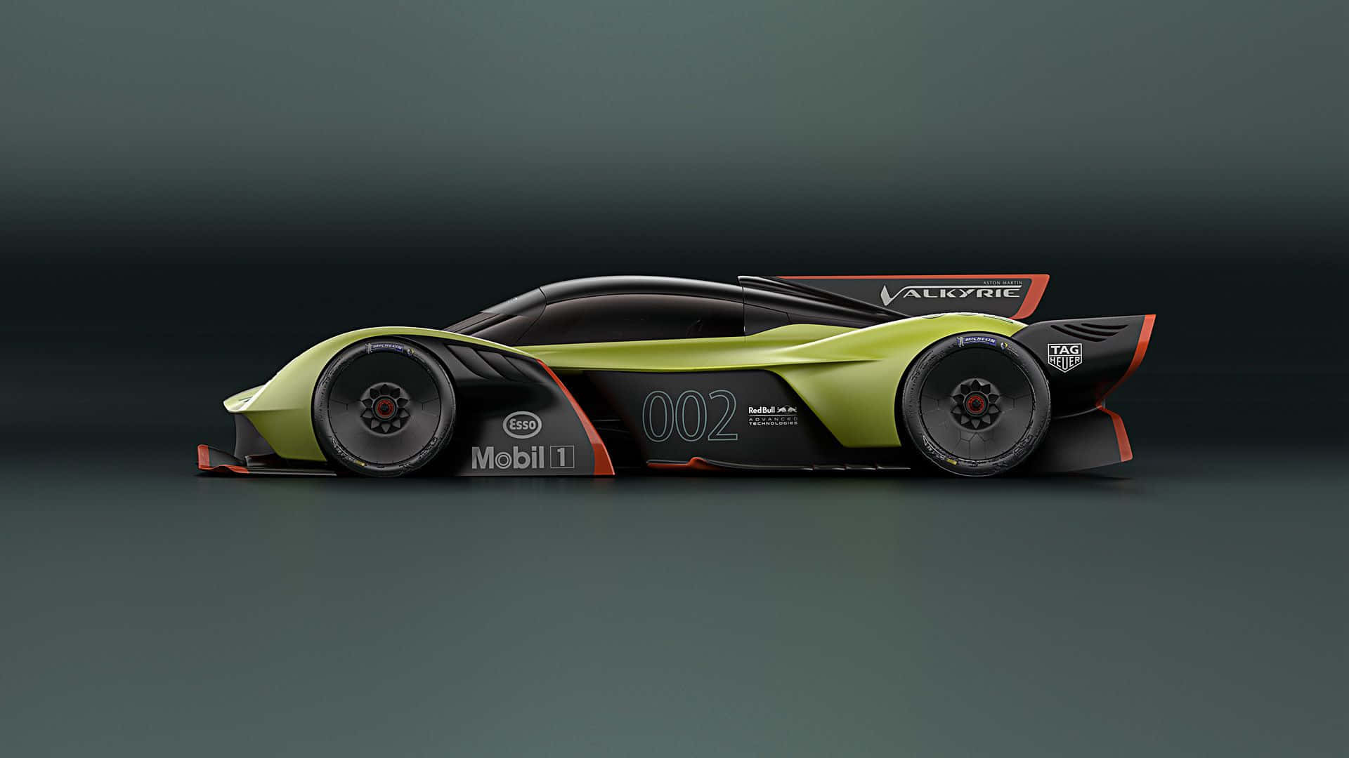 Aston Martin Valkyrie 桌布 壁紙 — 一輛時尚的青檸綠色和黑色賽車，帶有 'Valkyrie' 品牌和編號 002，在工作室環境中展示。