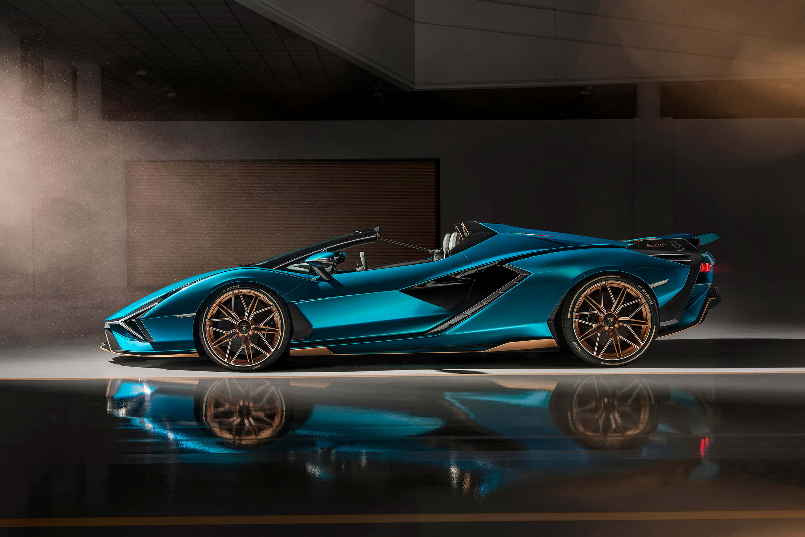 Sports Car 桌布 壁紙 — 一輛時尚的青綠色林寶堅尼開篷車配金色輪圈，在攝影棚燈光下於反光地板上閃閃發光。