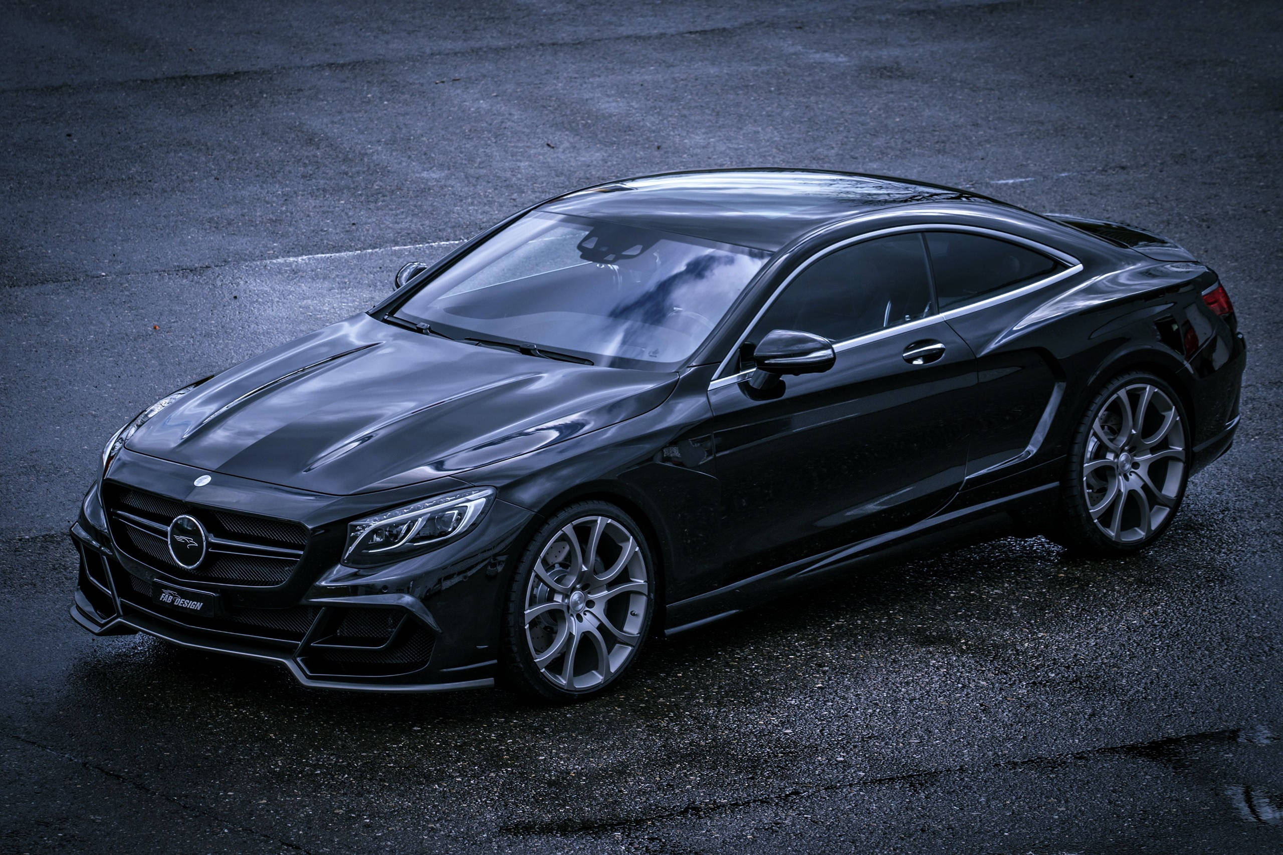 HD 桌布 壁紙 — 一輛時尚的黑色 Mercedes-AMG S65 Coupe 在潮濕的瀝青路面上，在氣氛燈光下閃閃發光。