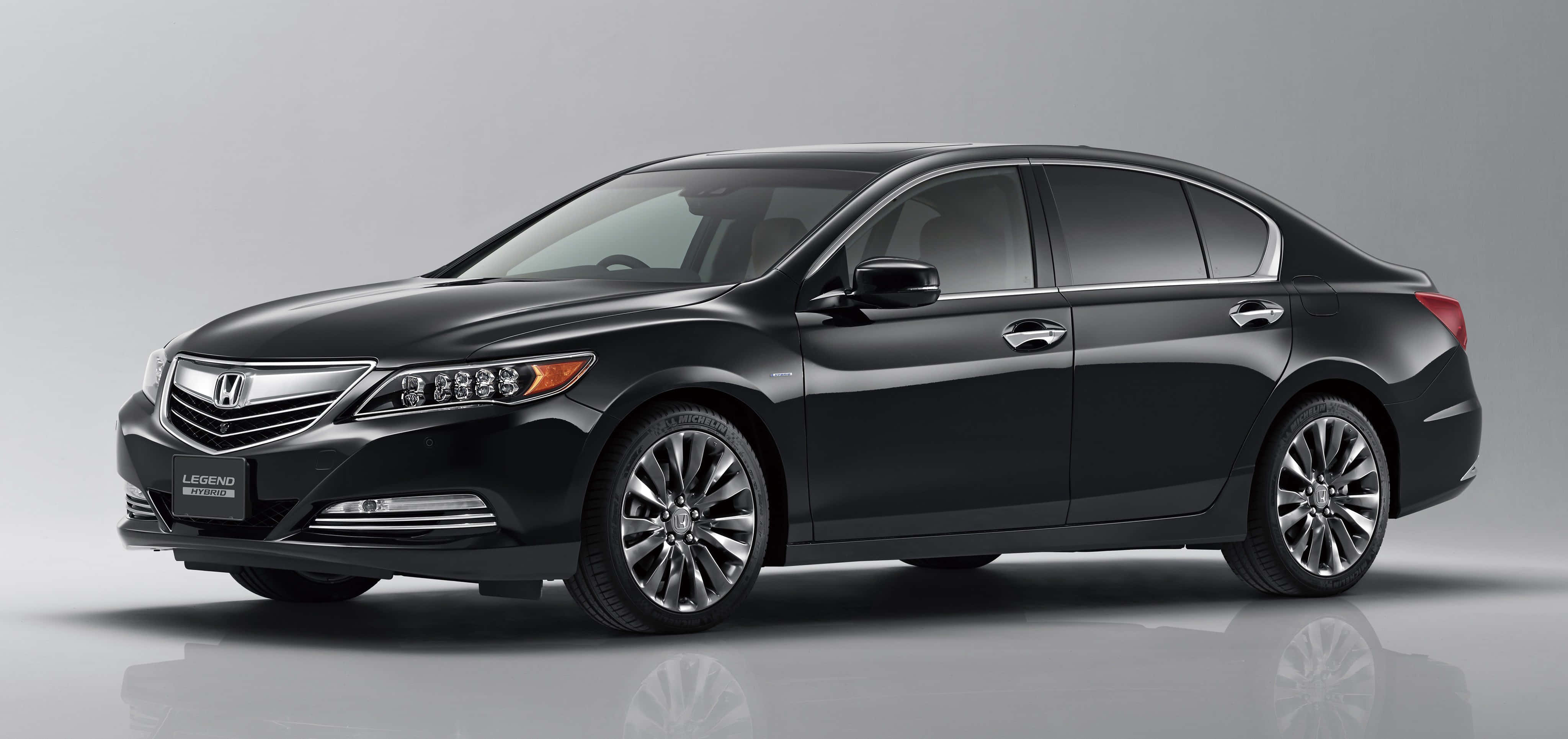 Honda Legend 桌布 壁紙 — 一輛時尚的黑色Acura Legend轎車以側面輪廓展示，背景為簡約灰色工作室及反射地板。