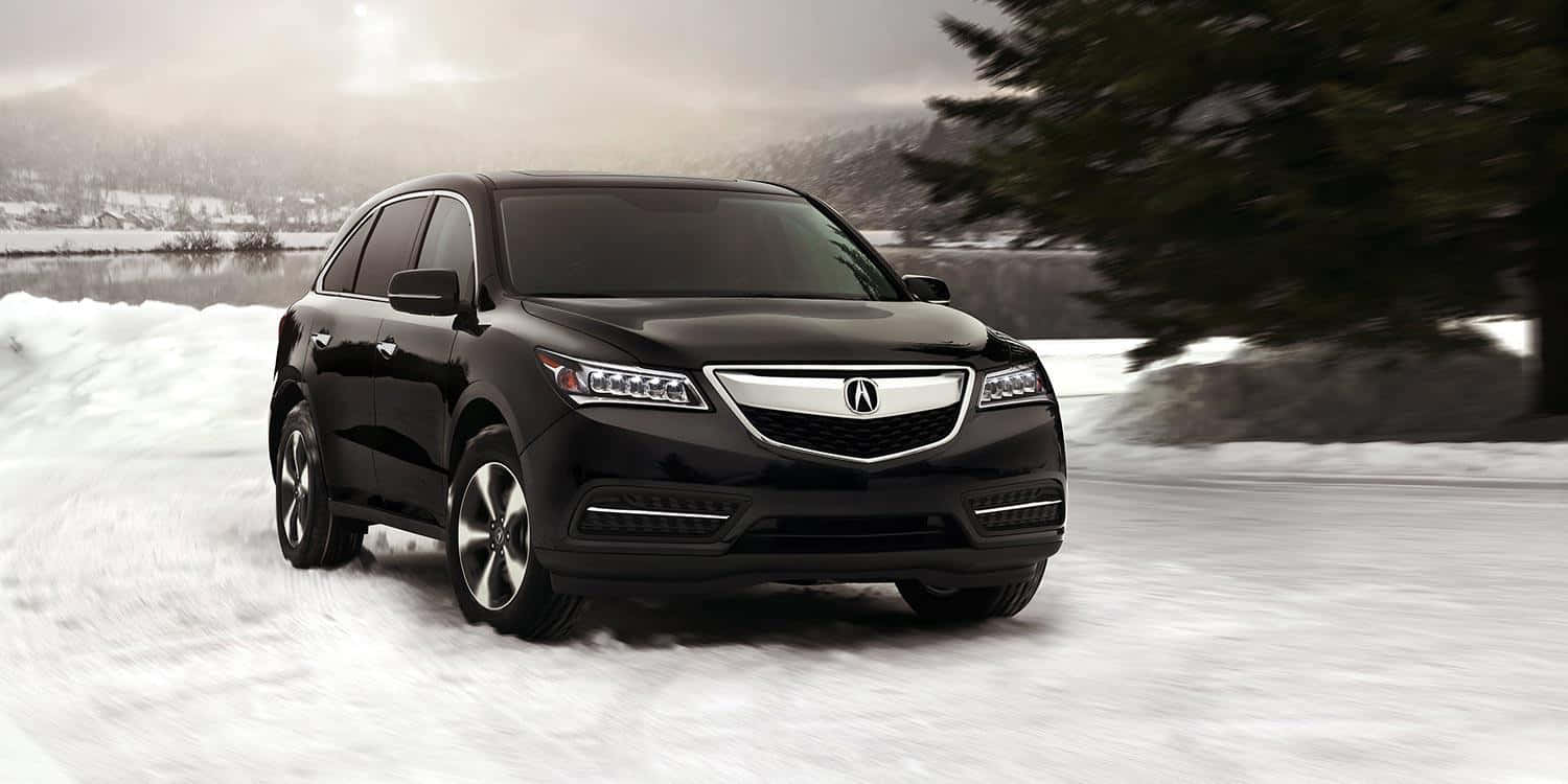 Acura Mdx 桌布 壁紙 — 一輛時尚的黑色Acura SUV在雪景中行駛，背景有模糊的動感和常綠樹木。
