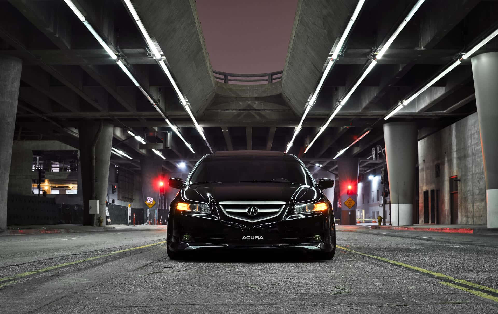 Acura Tsx 桌布 壁紙 — 一輛時尚的黑色Acura轎車在夜晚的混凝土天橋下，面對前方，被螢光燈照亮。