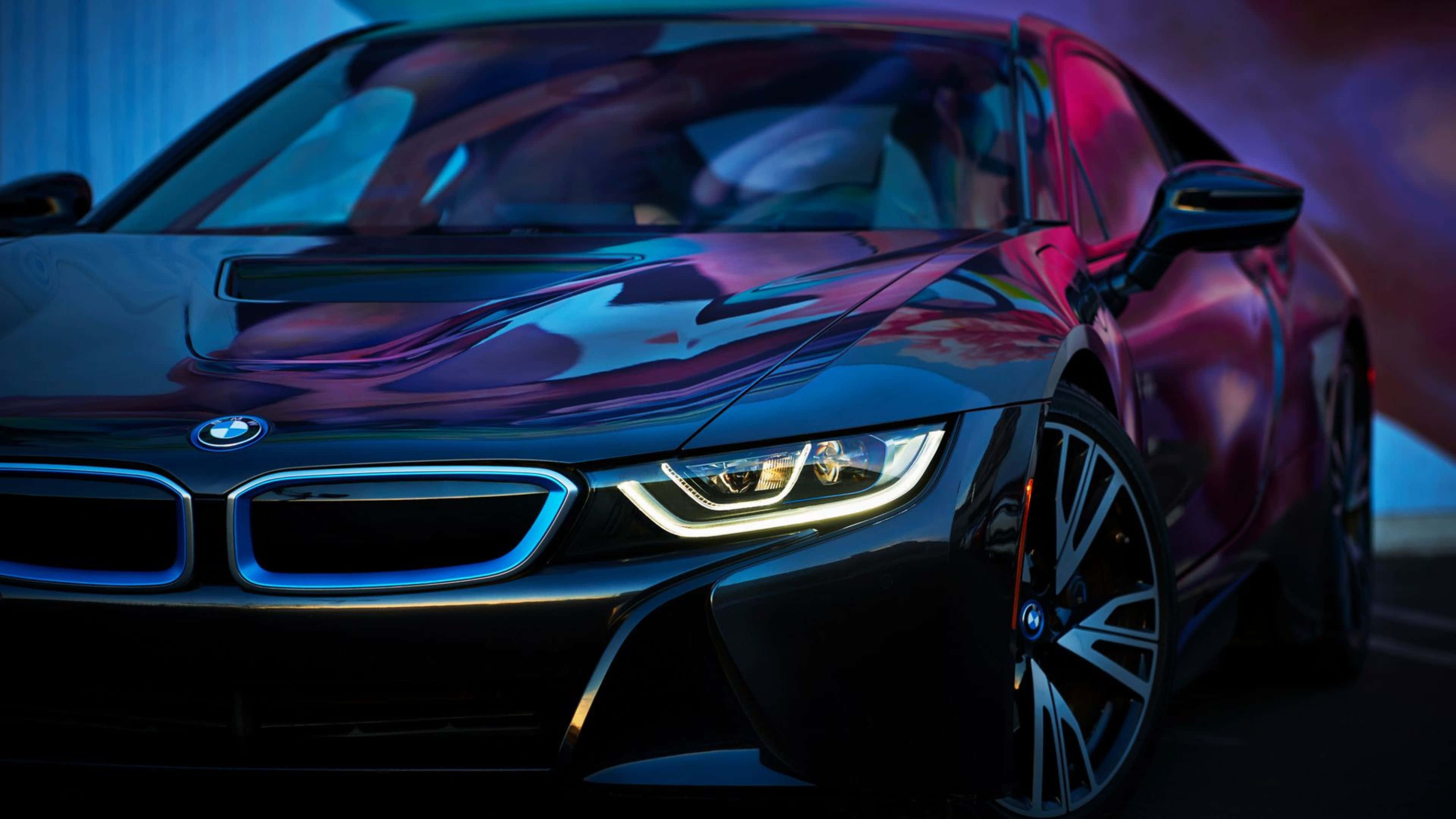 4K BMW 壁紙 桌布 壁紙 — 一輛時尚的黑色BMW i8跑車在黑暗的攝影棚中，在充滿活力的藍色和粉紅色霓虹燈下閃閃發光。