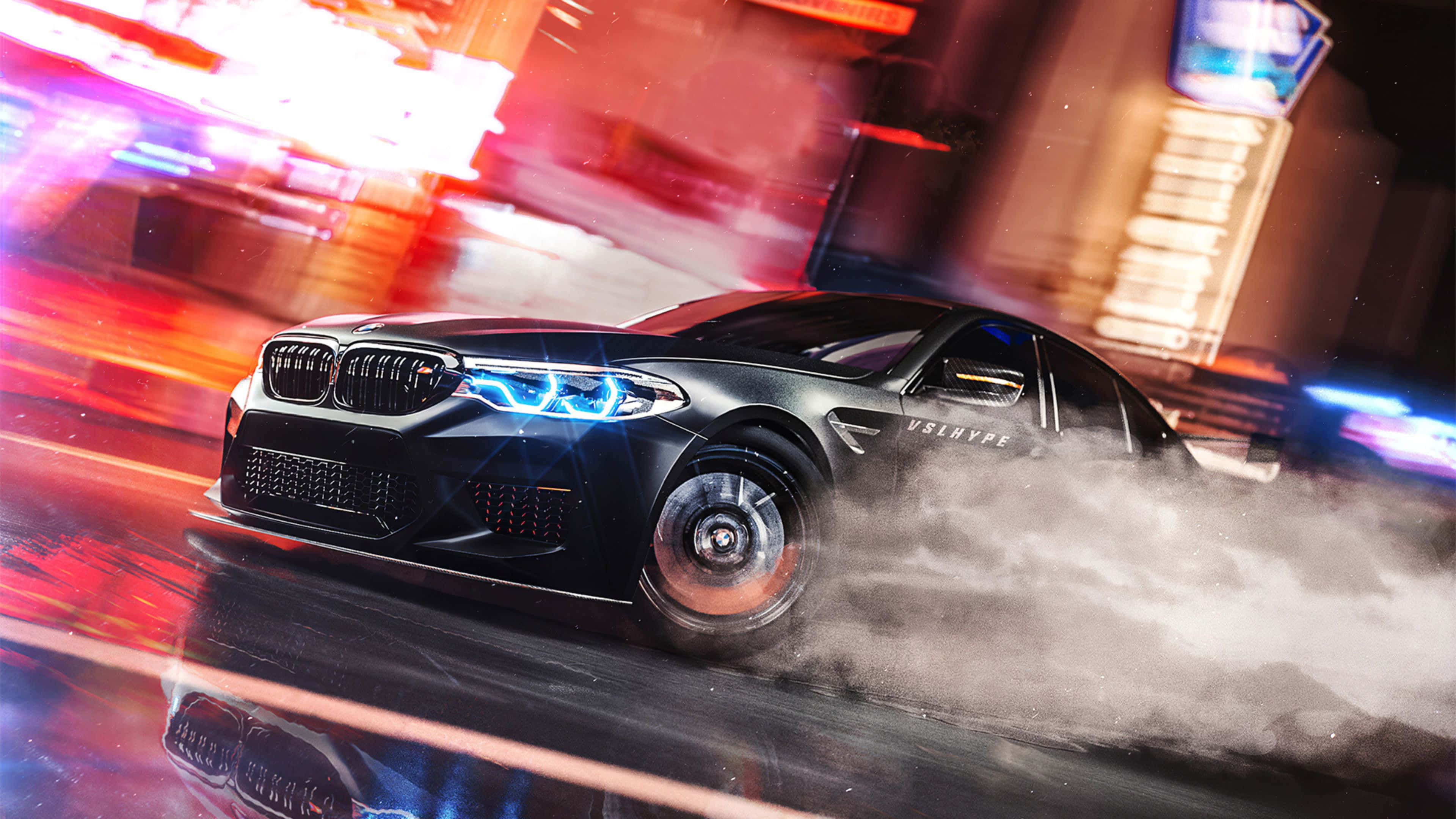 4K BMW 壁紙 桌布 壁紙 — 一輛時尚的黑色BMW在夜晚霓虹燈照亮的城市街道上漂移，在發光的車頭燈下揚起煙霧。