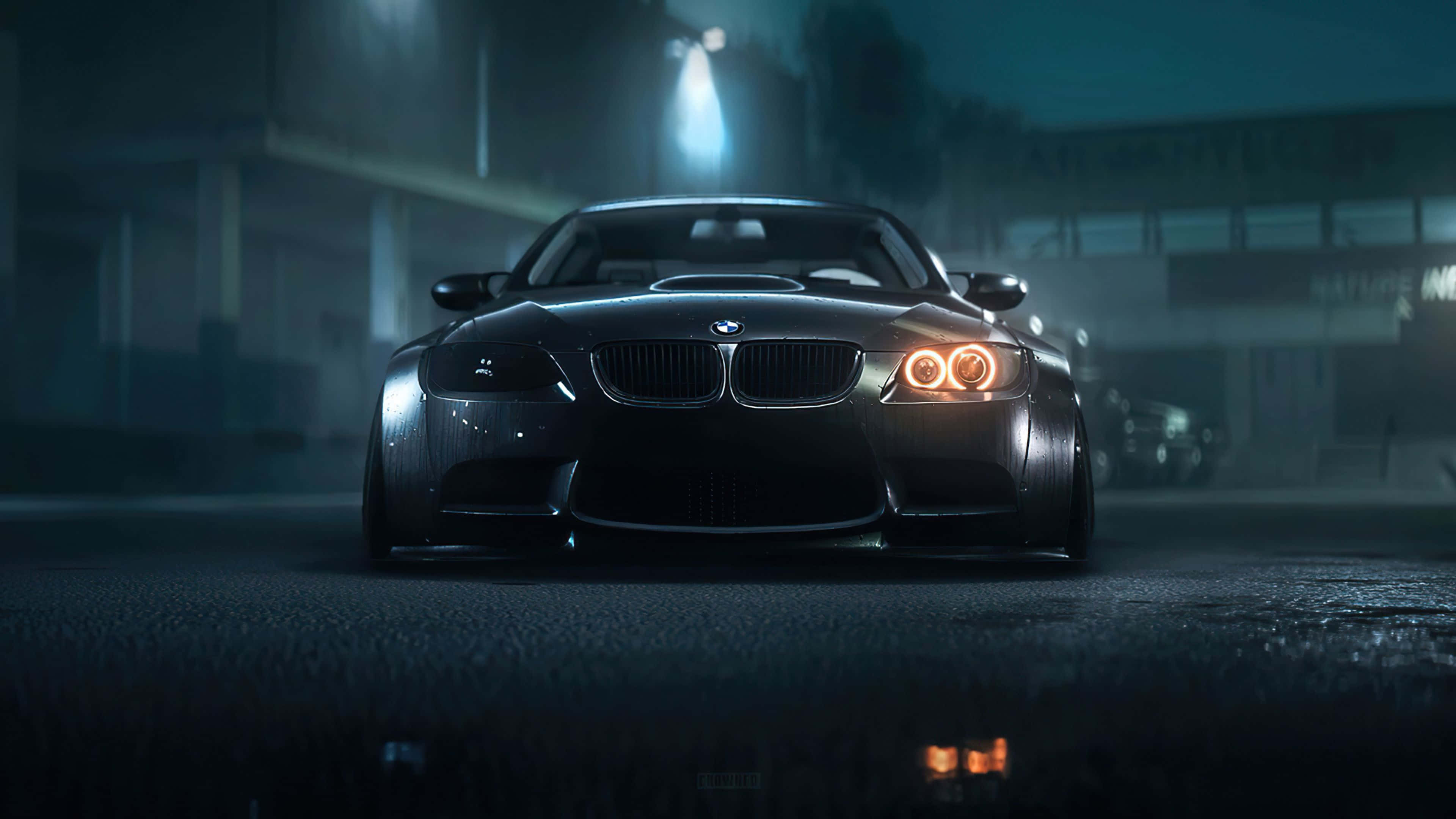 4K BMW 壁紙 桌布 壁紙 — 一輛時尚的黑色BMW跑車在霧氣瀰漫的城市夜街上，在街燈下閃耀。