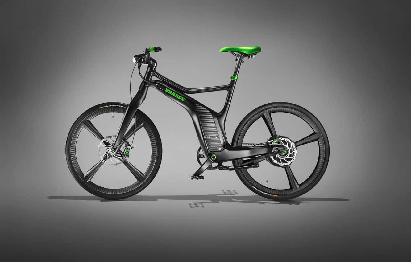 Electric Bike 桌布 壁紙 — 一輛時尚的黑色Brabus電動單車，帶有鮮豔的綠色點綴和未來感輪圈設計，矗立在漸變灰色工作室背景前。