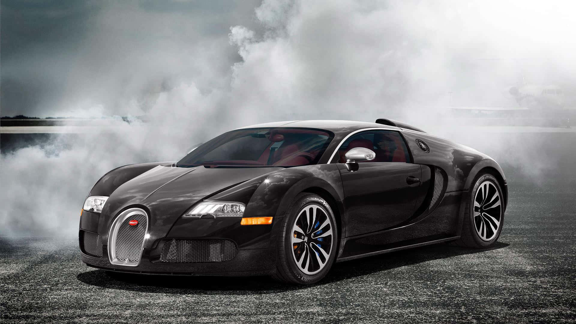 HD Car 桌布 壁紙 — 一輛時尚的黑色Bugatti Veyron在暴風雨的天空下，在黑暗的瀝青路面上濃煙中飄移。