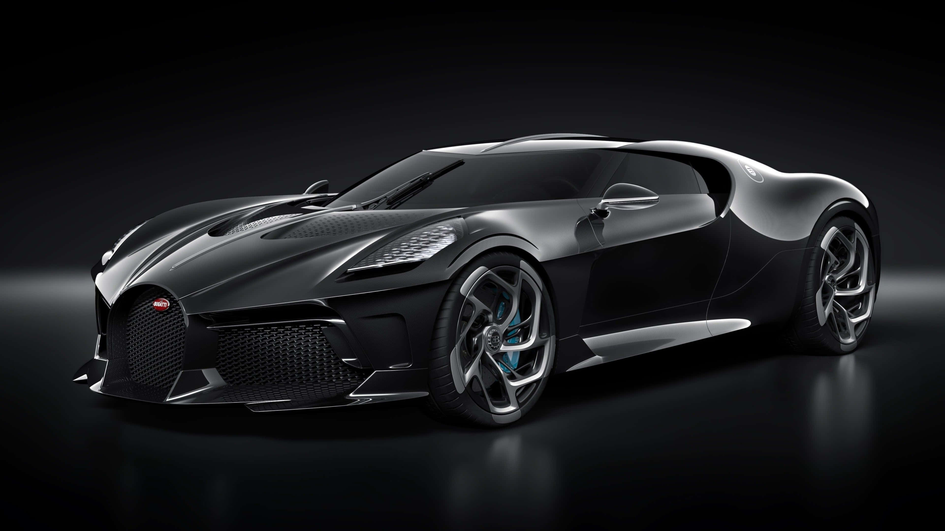 4K Car 桌布 壁紙 — 一輛時尚的黑色Bugatti超跑在攝影棚燈光下，在深色反光地板上閃閃發光。