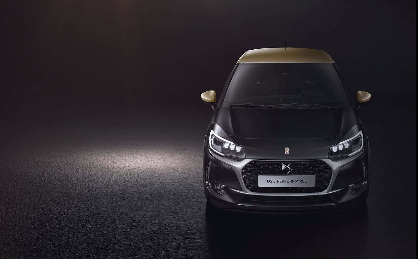 Ds Automobiles 桌布 壁紙 — 一輛時尚的黑色DS 3 Performance汽車，帶有金色車頂和後視鏡，在黑暗的攝影棚地板上於聚光燈下閃耀。
