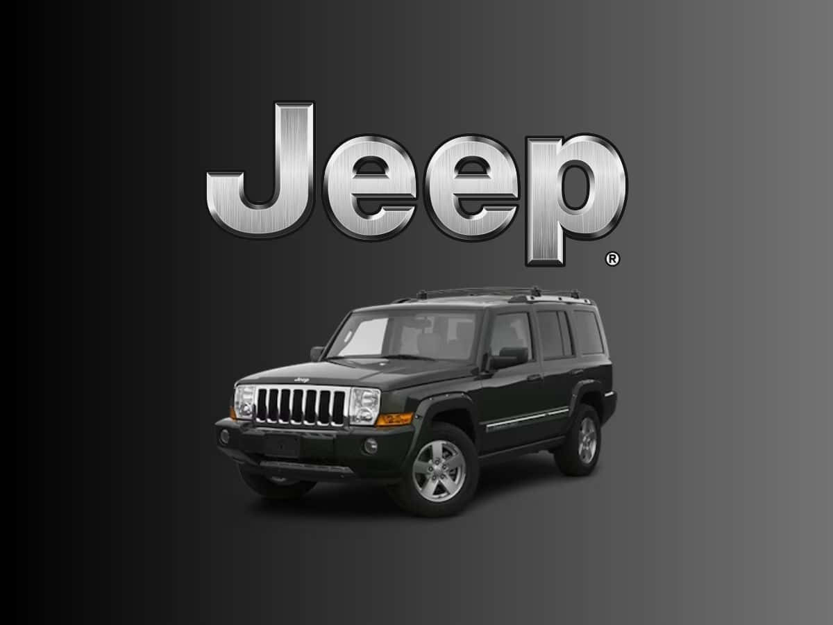 Jeep Commander 桌布 壁紙 — 一輛時尚的黑色Jeep SUV大膽地矗立在一個大型金屬Jeep標誌下方，背景為漸變灰色。