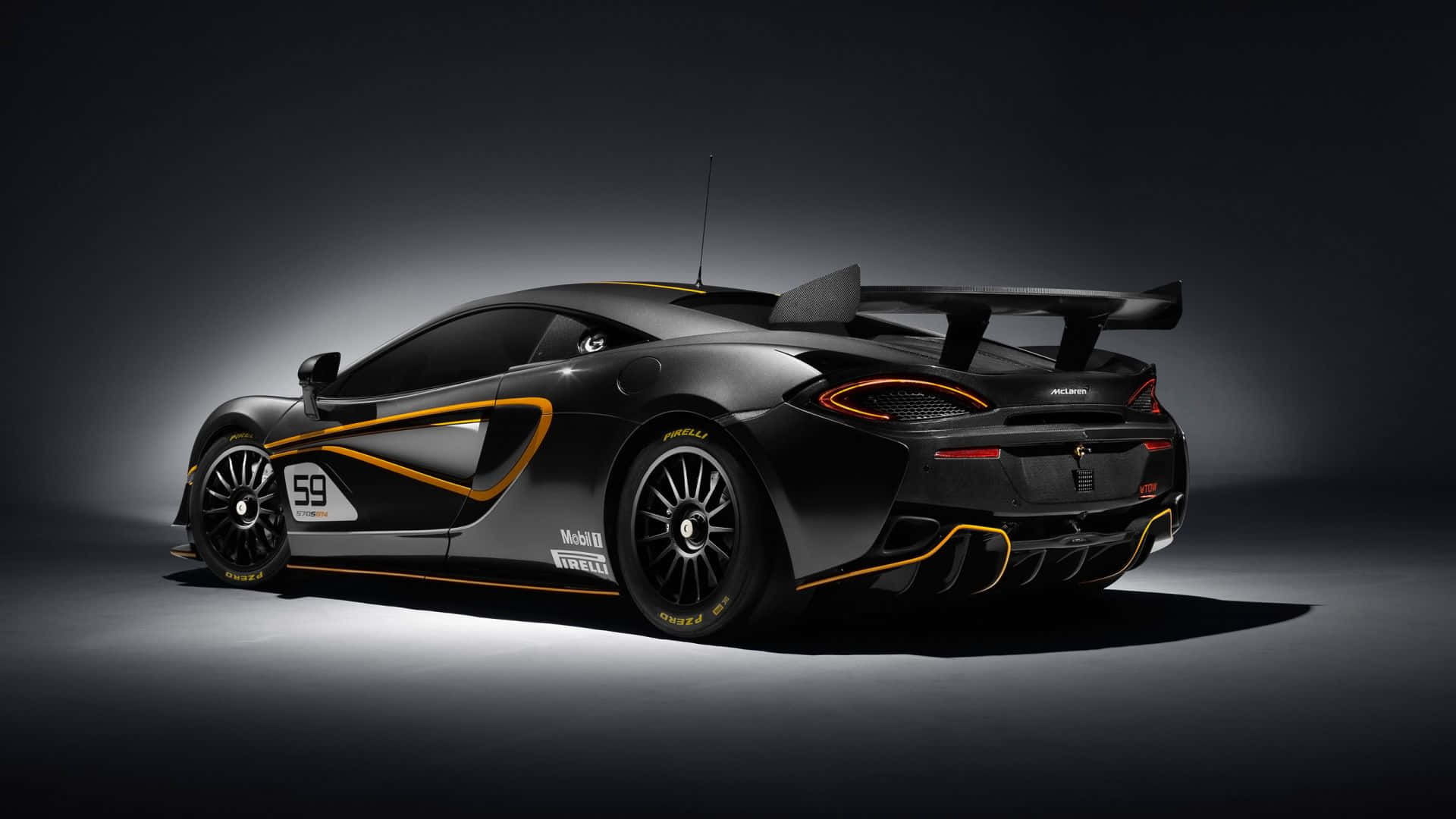 麥拿侖 桌布 壁紙 — 一輛時尚的黑色McLaren跑車，帶有橙色飾邊和賽車號碼59，在黑暗的攝影棚背景下戲劇性地照亮。