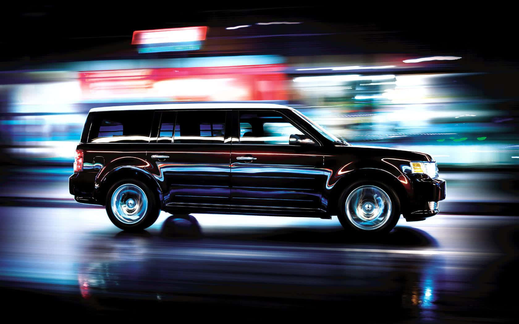 Ford Flex 桌布 壁紙 — 一輛時尚的黑色SUV在夜晚霓虹燈閃爍的城市中飛馳，光線條紋模糊了背景。