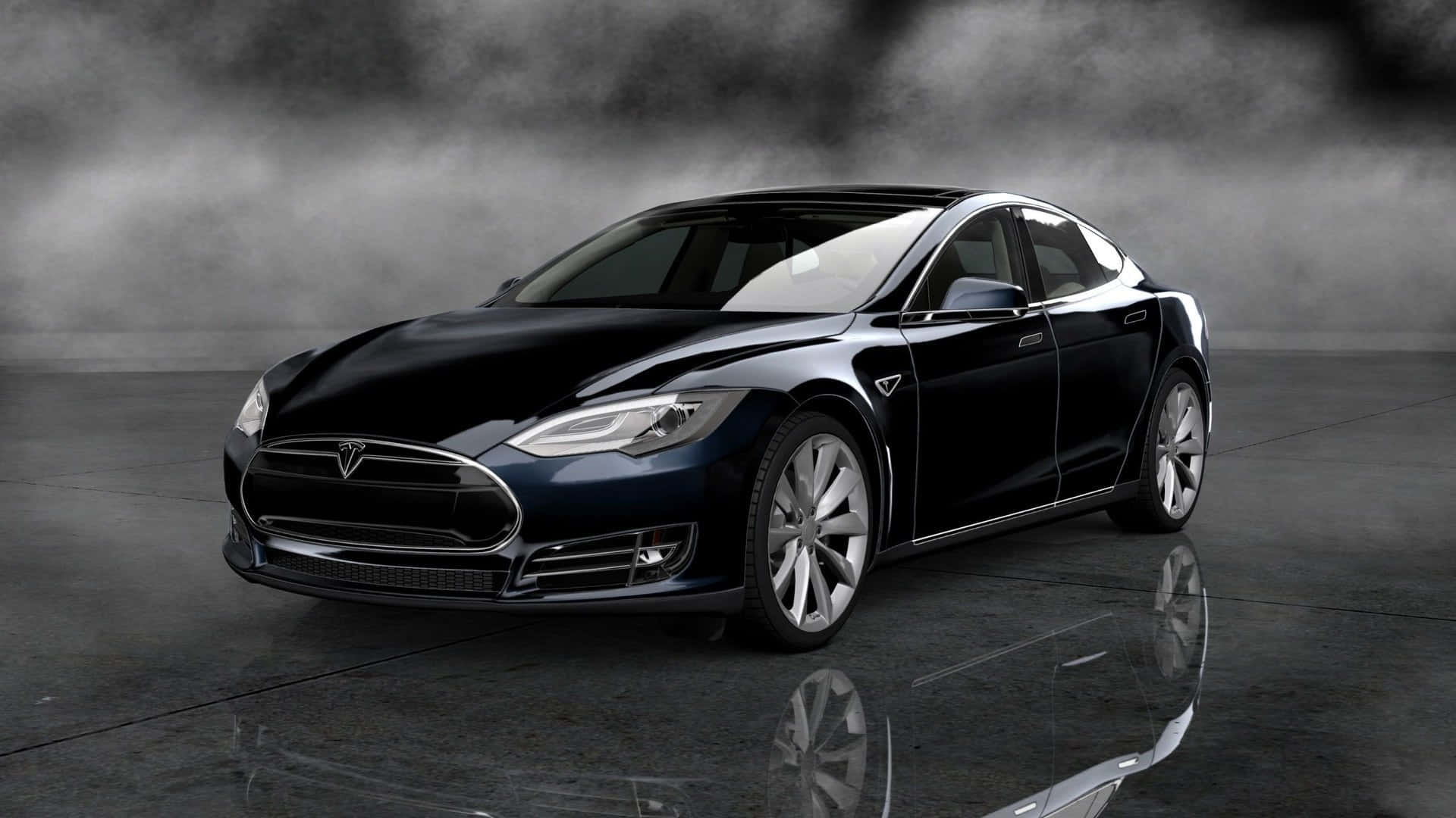 tesla 桌布 壁紙 — 一輛時尚的黑色Tesla Model S在戲劇性的影樓燈光下閃閃發光，霧氣在其反光表面周圍旋轉。