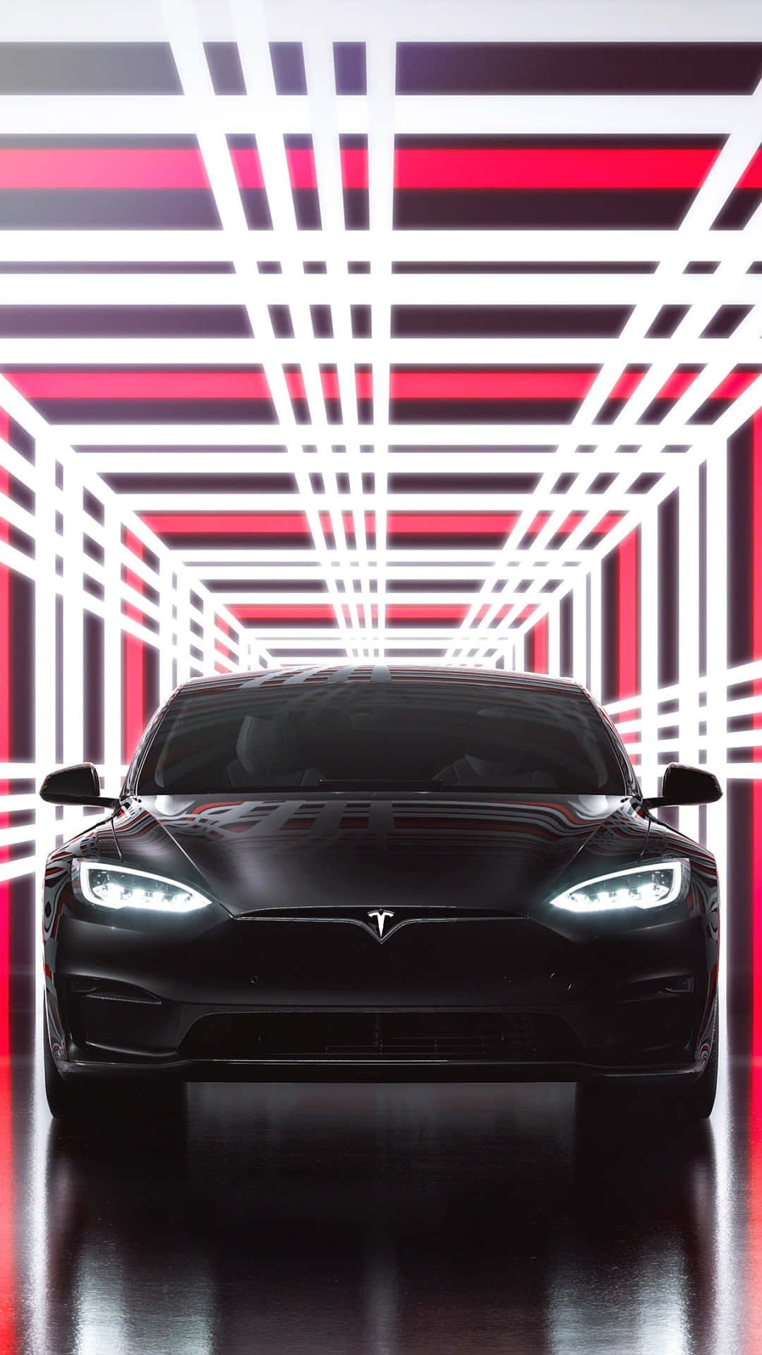 tesla 桌布 壁紙 — 一輛時尚的黑色Tesla汽車在發光的紅色和白色幾何隧道天花板下向前行駛。