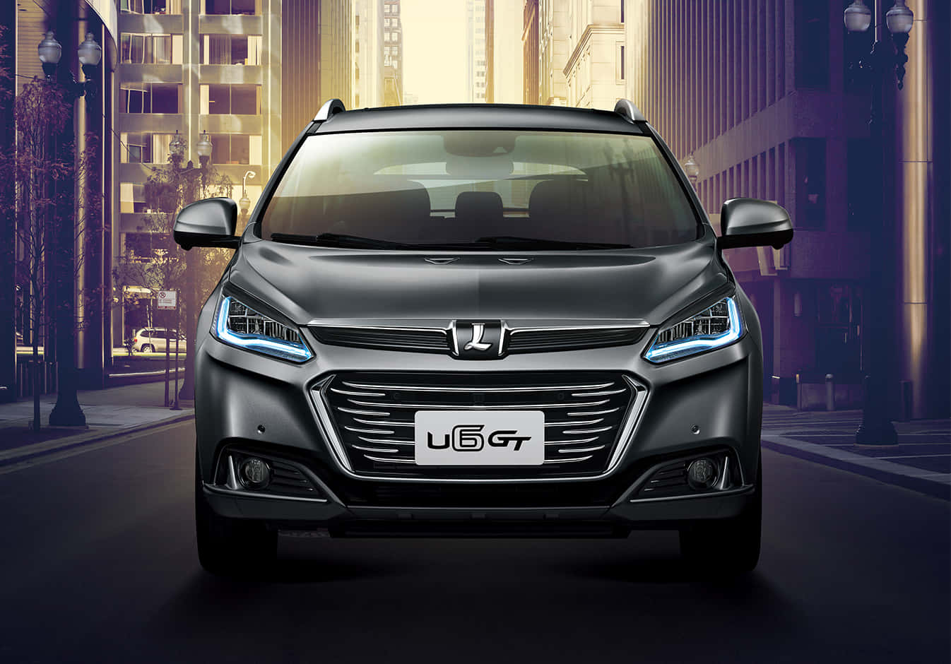 Luxgen 桌布 壁紙 — 一輛時尚的黑色U6 GT SUV在黃昏的城市街道上向前行駛，車頭燈閃爍，背景是高樓大廈。