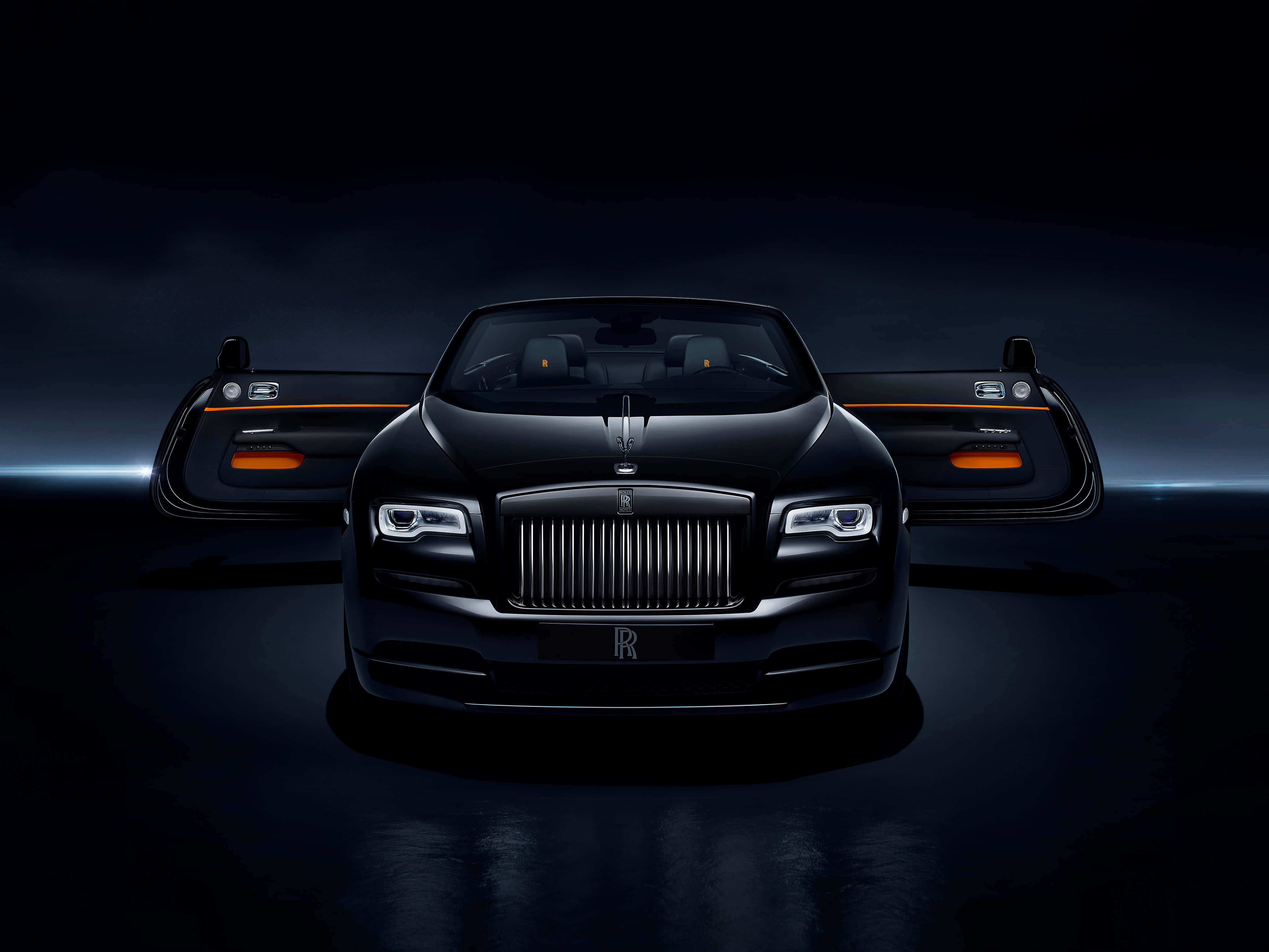 Rolls Royce 桌布 壁紙 — 一輛時尚的黑色勞斯萊斯，帶有發光的橙色飾邊和打開的鷗翼門，在黑暗、氣氛濃厚的背景下戲劇性地矗立。