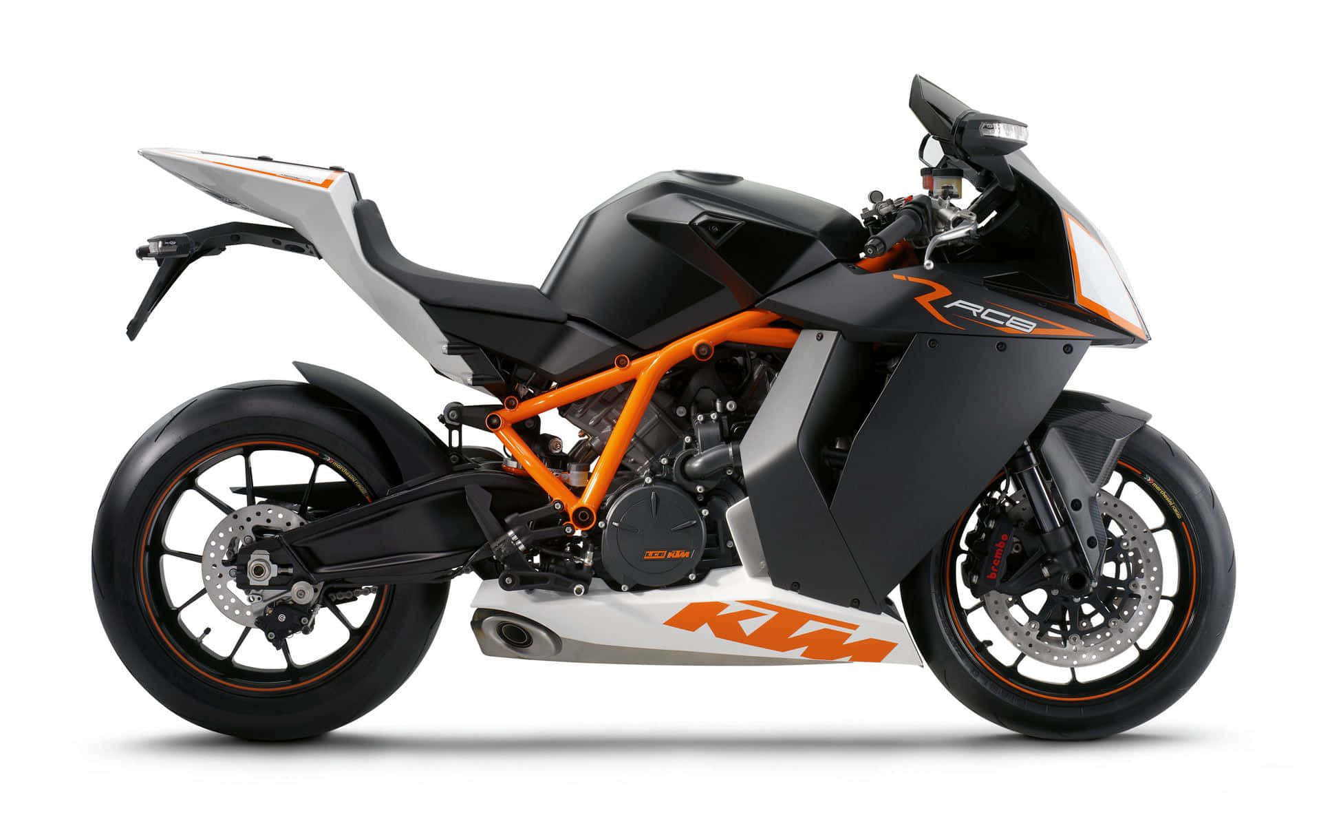 Ktm Bike 桌布 壁紙 — 一輛時尚的黑色和橙色KTM RC8運動電單車，在純白背景上以側面展示。