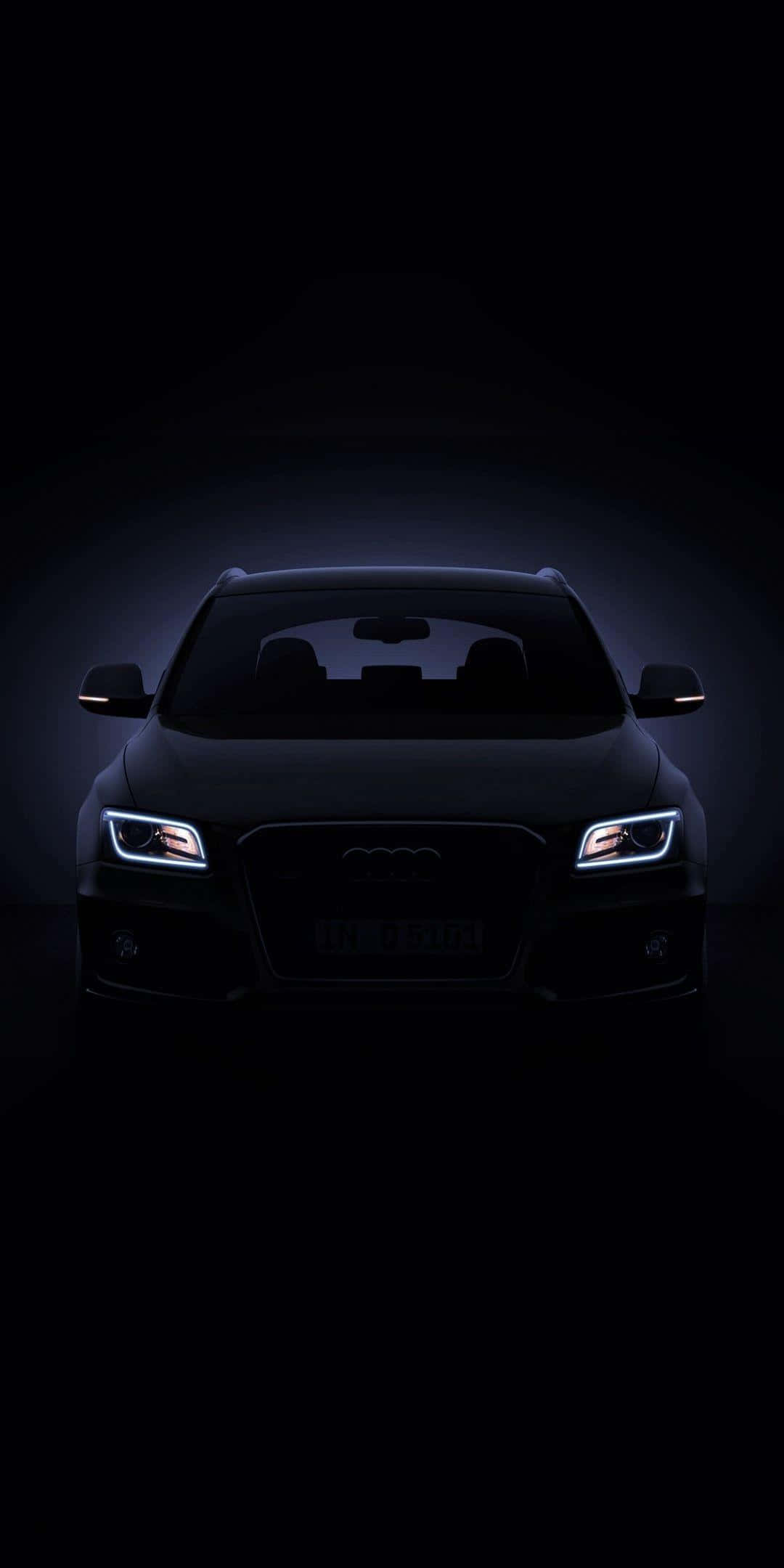 Audi Q5 桌布 壁紙 — 一輛時尚的黑色奧迪SUV在深邃的暗色工作室背景下，閃耀著銳利的車頭燈。