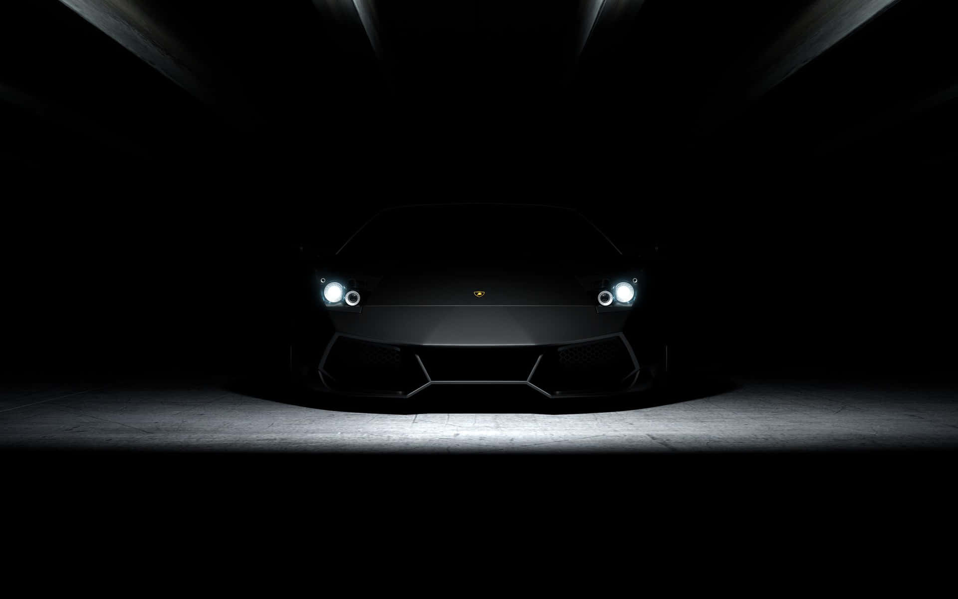 Garage 桌布 壁紙 — 一輛時尚的黑色林寶堅尼Aventador在黑暗隧道中被聚光燈照亮，車頭燈閃閃發光。