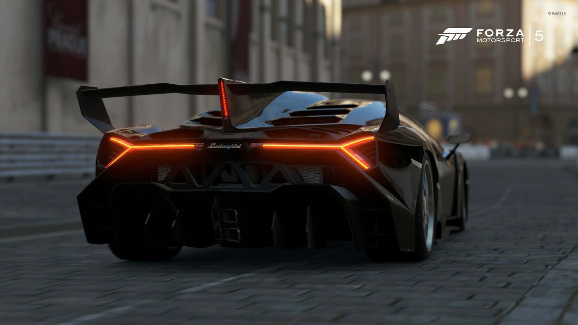 Forza Motorsport 5 Lamborghini Veneno 壁紙 — 一輛時尚的黑色林寶堅尼跑車，帶有發光的橙色尾燈，停泊在黃昏的鵝卵石街道上。