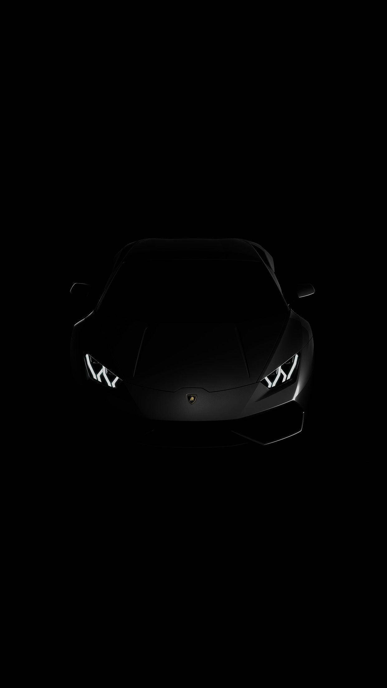 Cool Car 桌布 壁紙 — 一輛時尚的黑色林寶堅尼跑車在漆黑背景下閃爍著明亮的車頭燈。