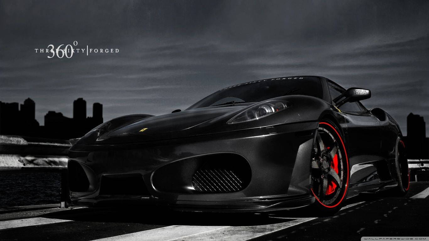 Sports Car 桌布 壁紙 — 一輛時尚的黑色法拉利360，帶有發光的紅色輪圈，停在濕滑的道路上，背景是暴風雨天空下的黑暗城市天際線。